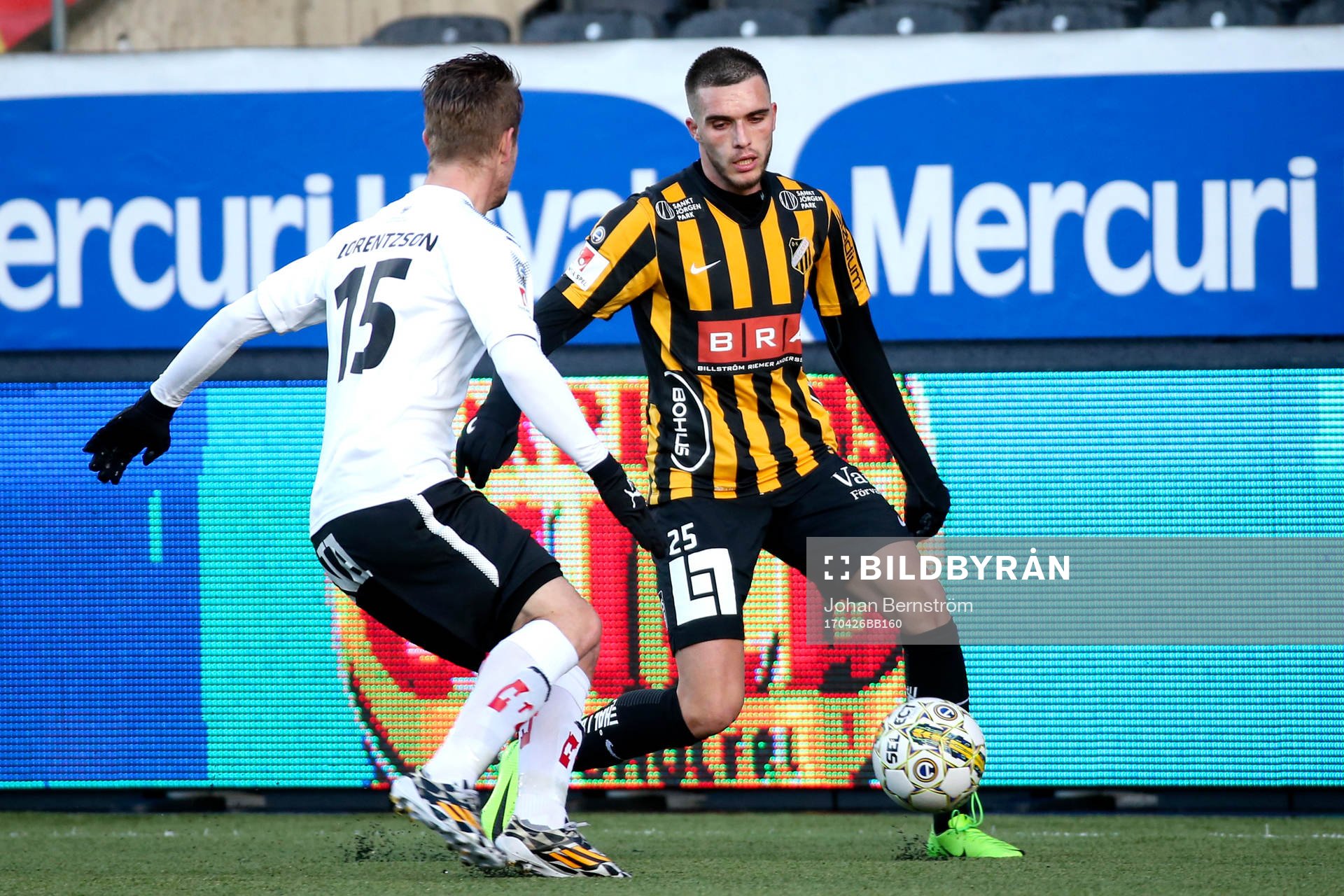 Örebros Martin Lorentzson och Häckens Egzon Binaku