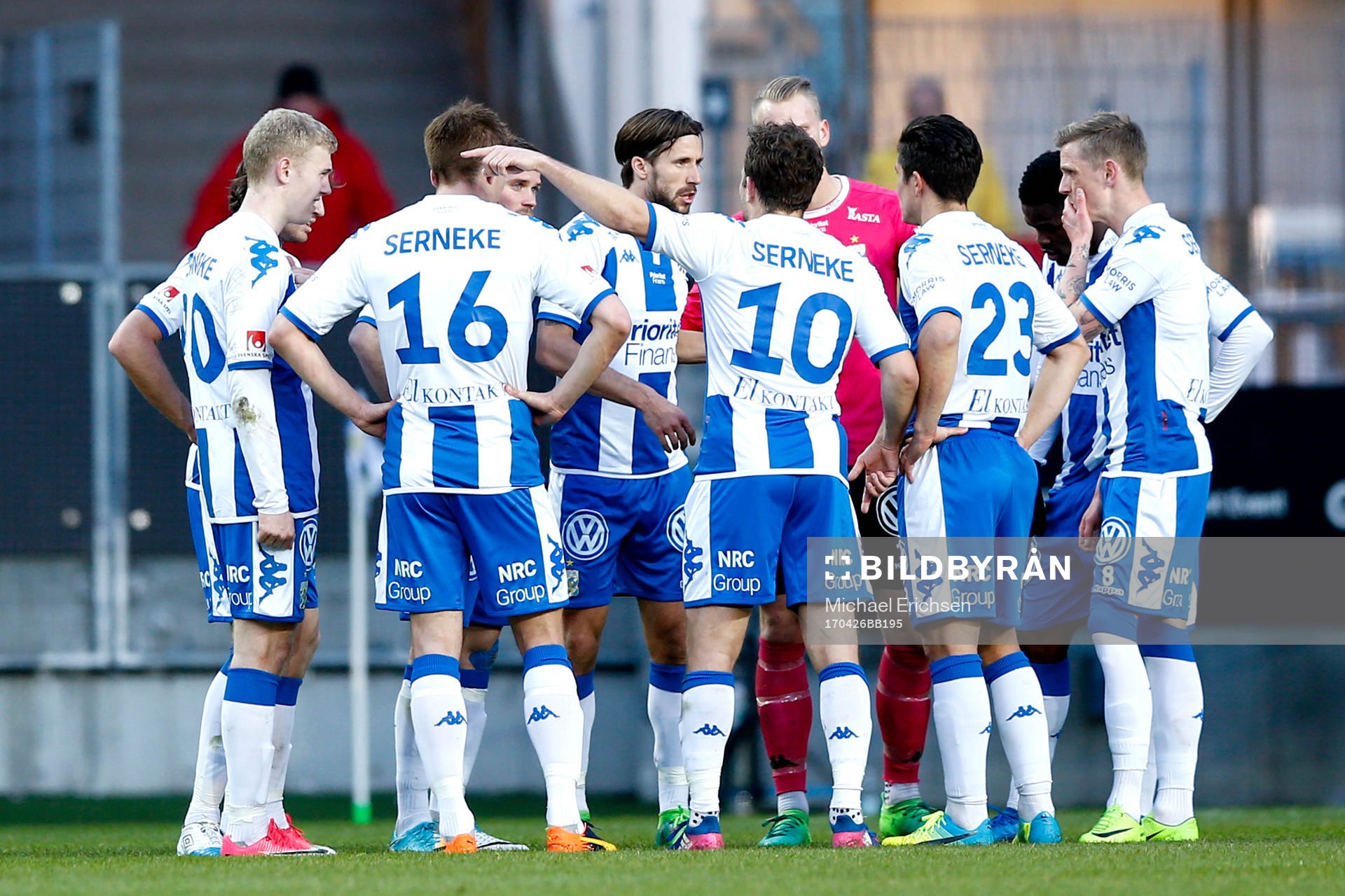 IFK Göteborgs Mattias Bjärsmyr och Tobias Hysen pratar med lagkamraterna under fotbollsmatchen i allsvenskan mellan IFK Göteborg och Hammarby den 26 april 2017 i Göteborg.