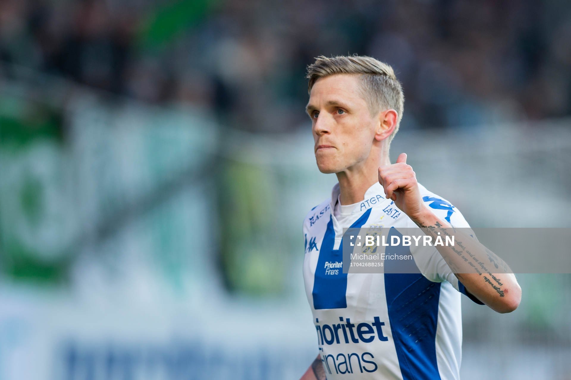 IFK Göteborgs Sören Rieks gör tummen upp åt publiken