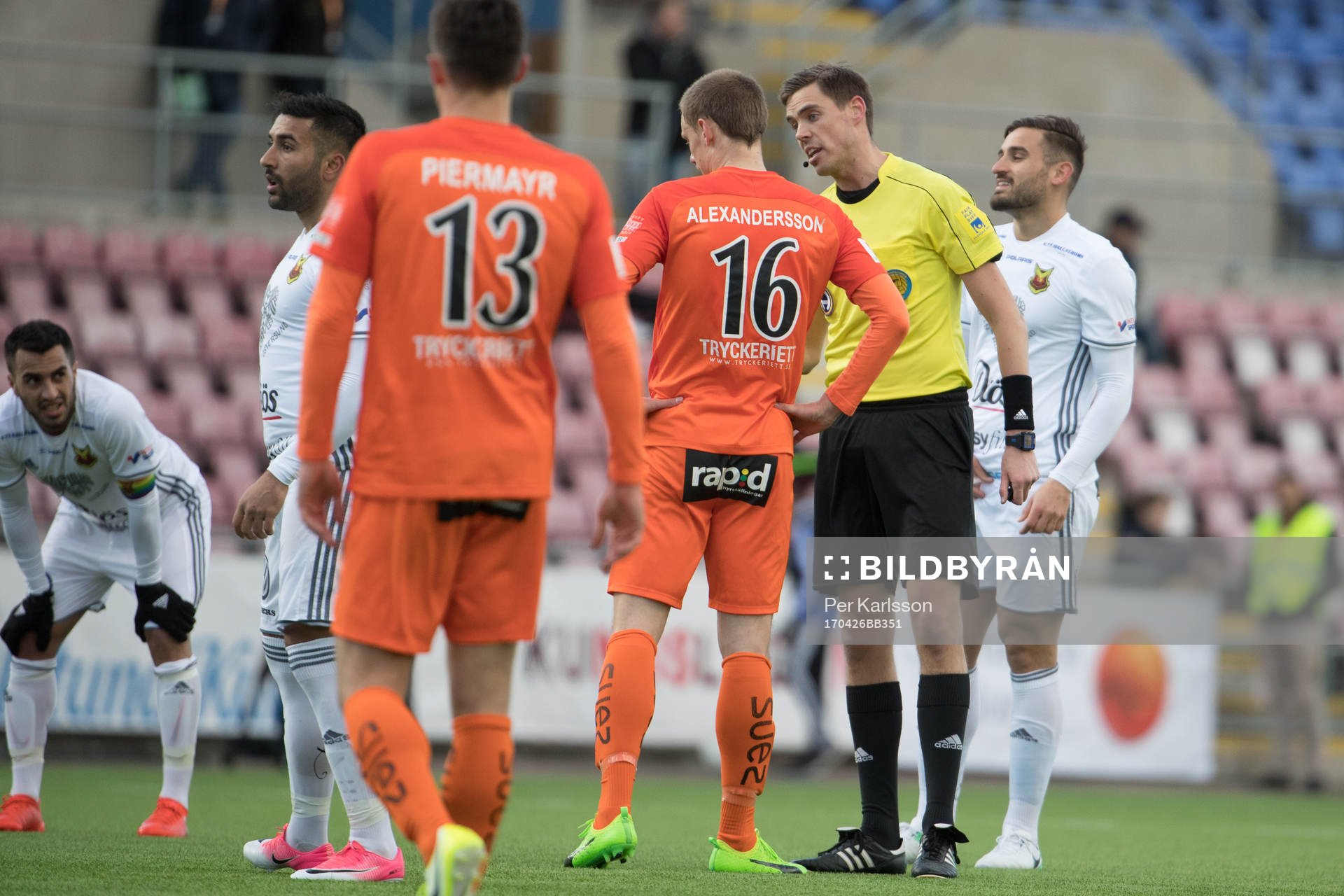 Domare Magnus Lindgren ger AFC Eskilstunas Simon