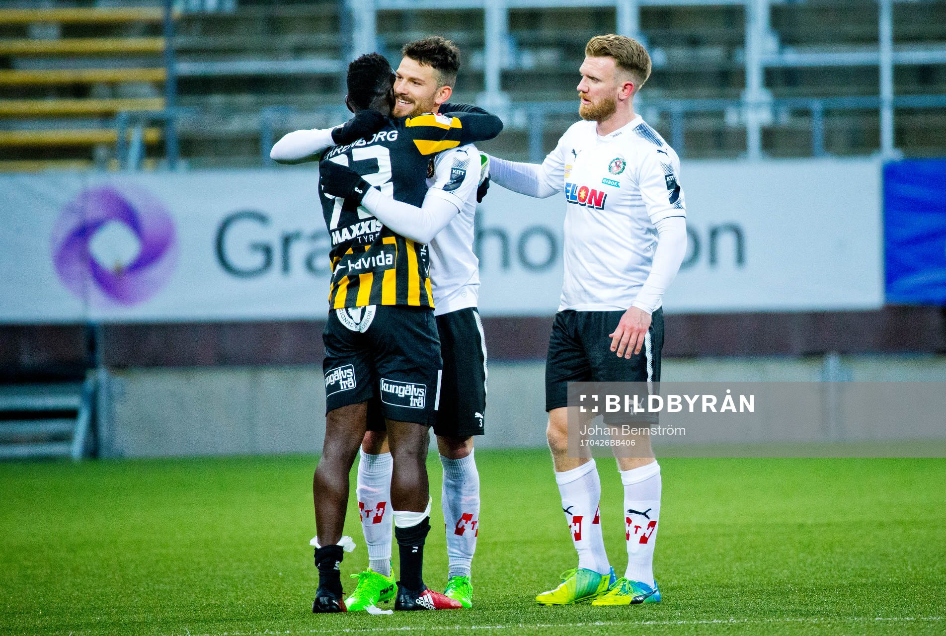 Häckens Alhassan Kamara och Örebros Brendan Hines-Ike och