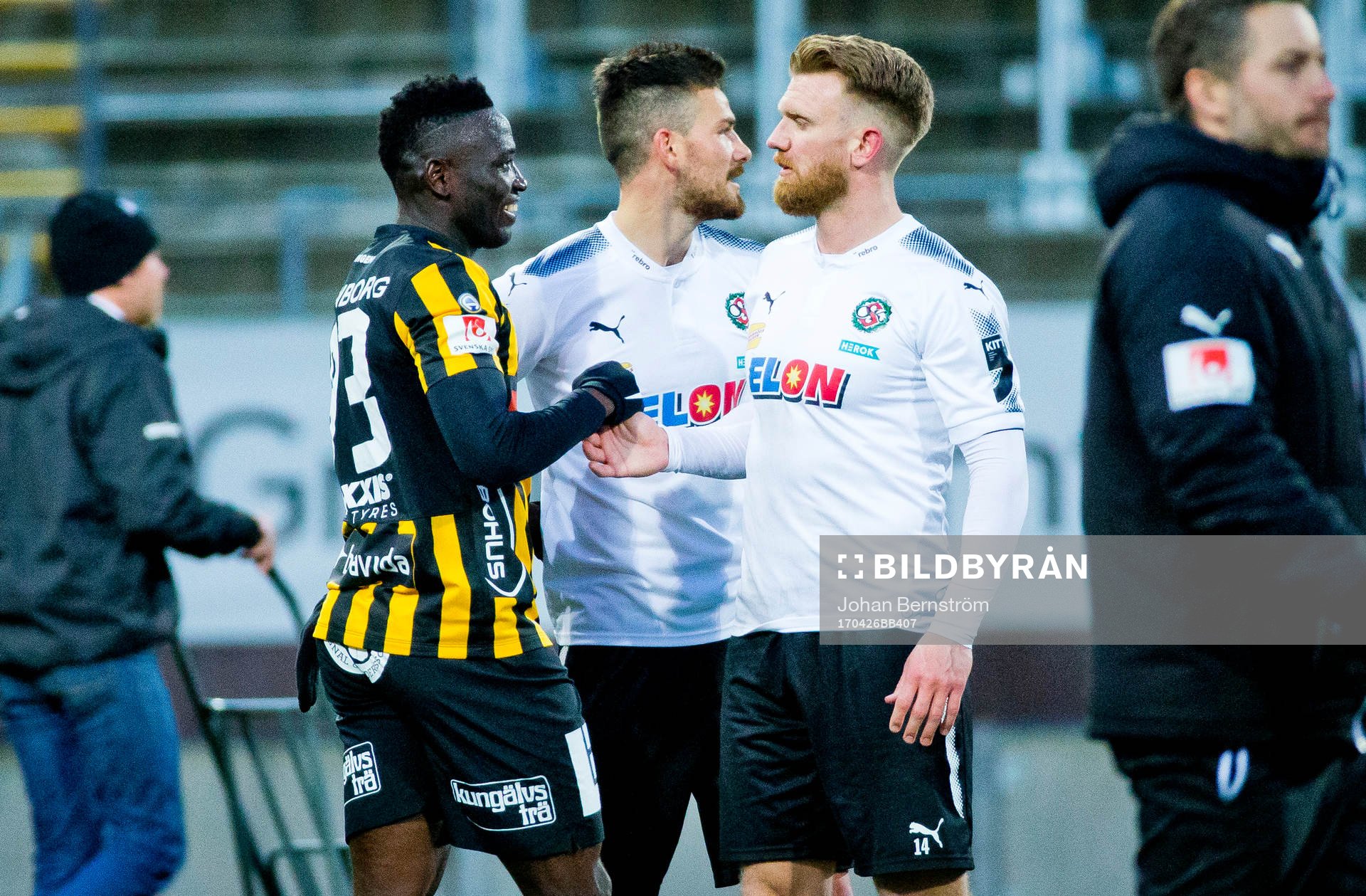Häckens Alhassan Kamara och Örebros Brendan Hines-Ike och
