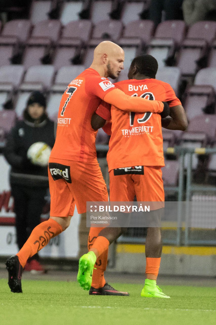 AFC Eskilstunas Buya Turay leds ut av Zourab Tsiskaridze efter att domaren visat honom under fotbollsmatchen i Allsvenskan mellan AFC Eskilstuna och Östersund den 26 april i Eskilstuna.