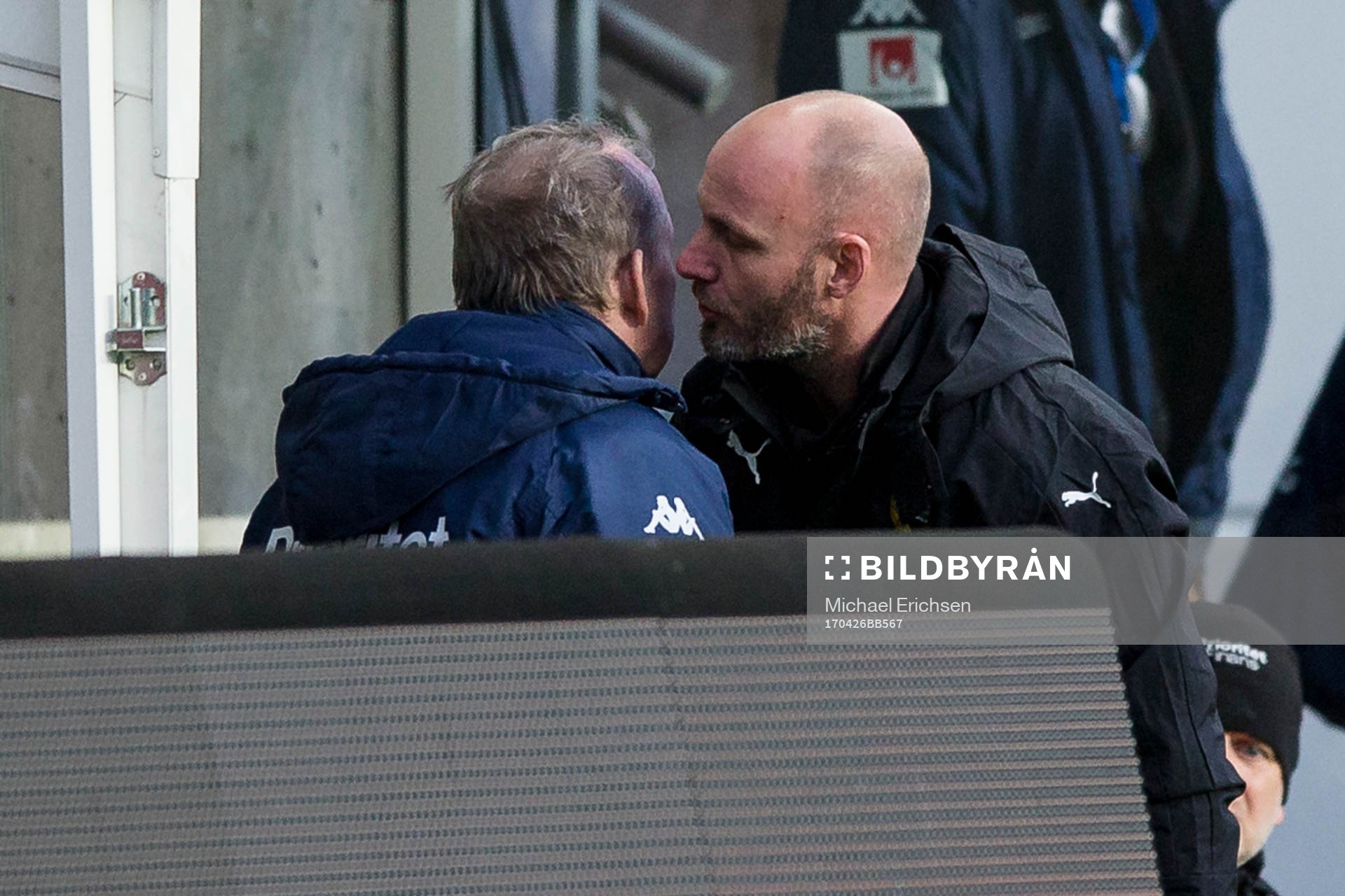 Hammarbys medicinskt ansvarige Mikael Klotz går fram