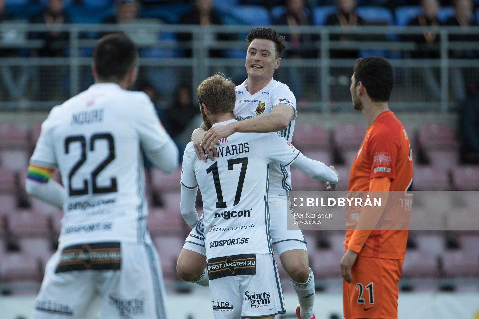 Östersunds Jamie Hopcutt jublar i famnen på Curtis Edwards