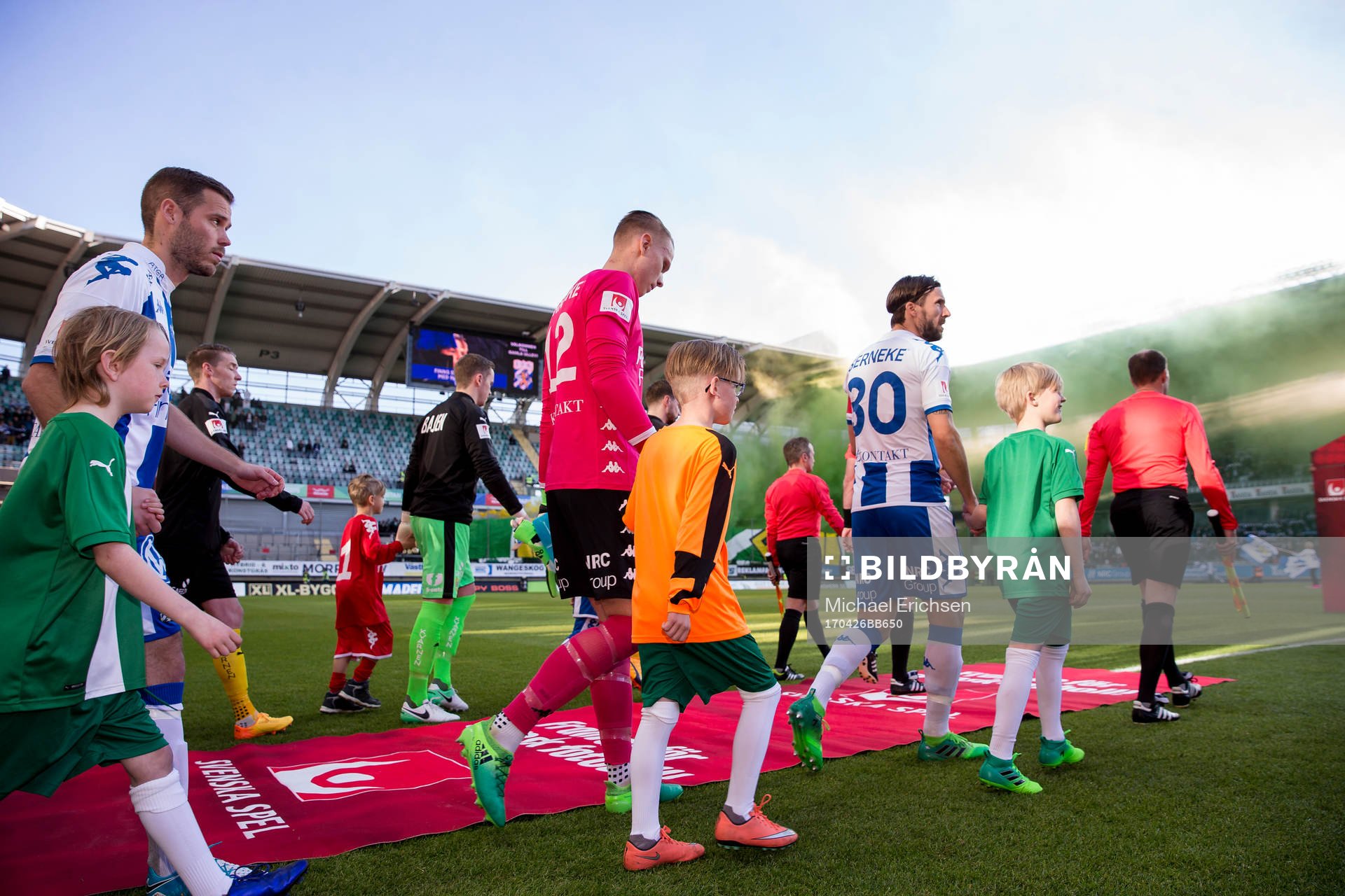 IFK Göteborgs Emil Salomonsson, målvakt Pontus Dahlberg