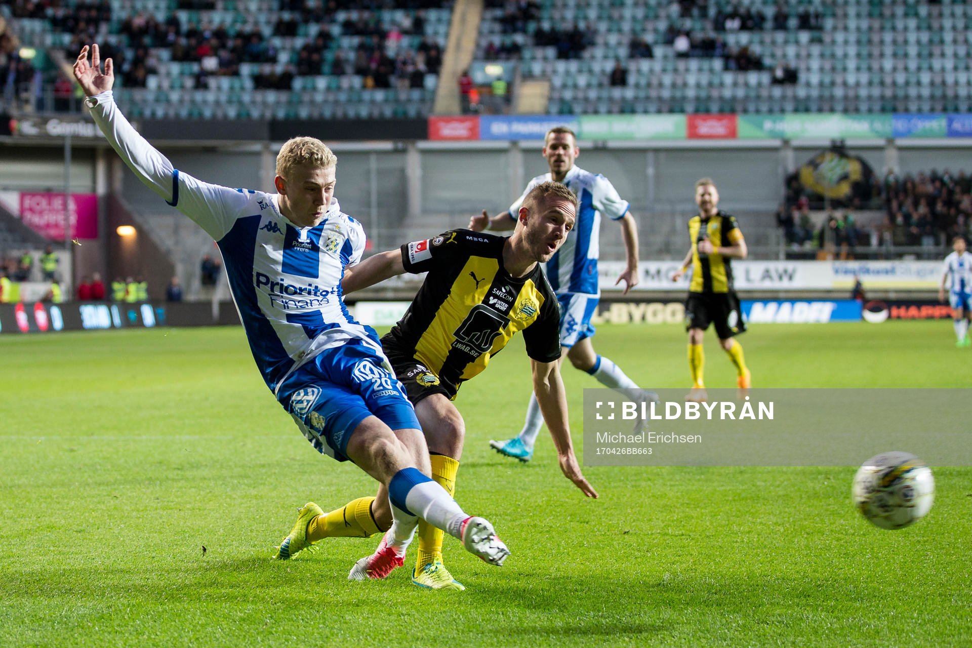 IFK Göteborgs Henrik Björdal slår ett inlägg i kamp med Hammarbys Mats Solheim under fotbollsmatchen i allsvenskan mellan IFK Göteborg och Hammarby den 26 april 2017 i Göteborg.