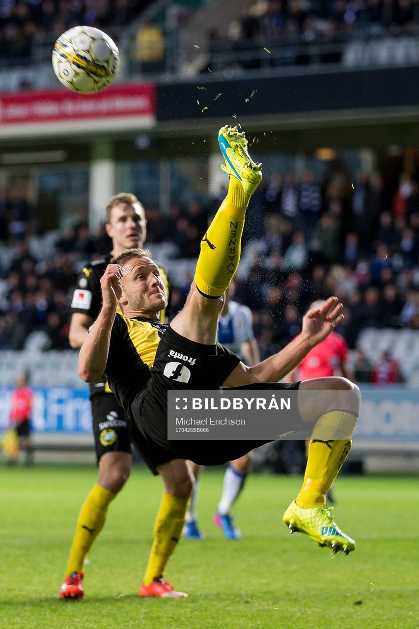 Hammarbys Mats Solheim rensar undan bollen med en cykelspark