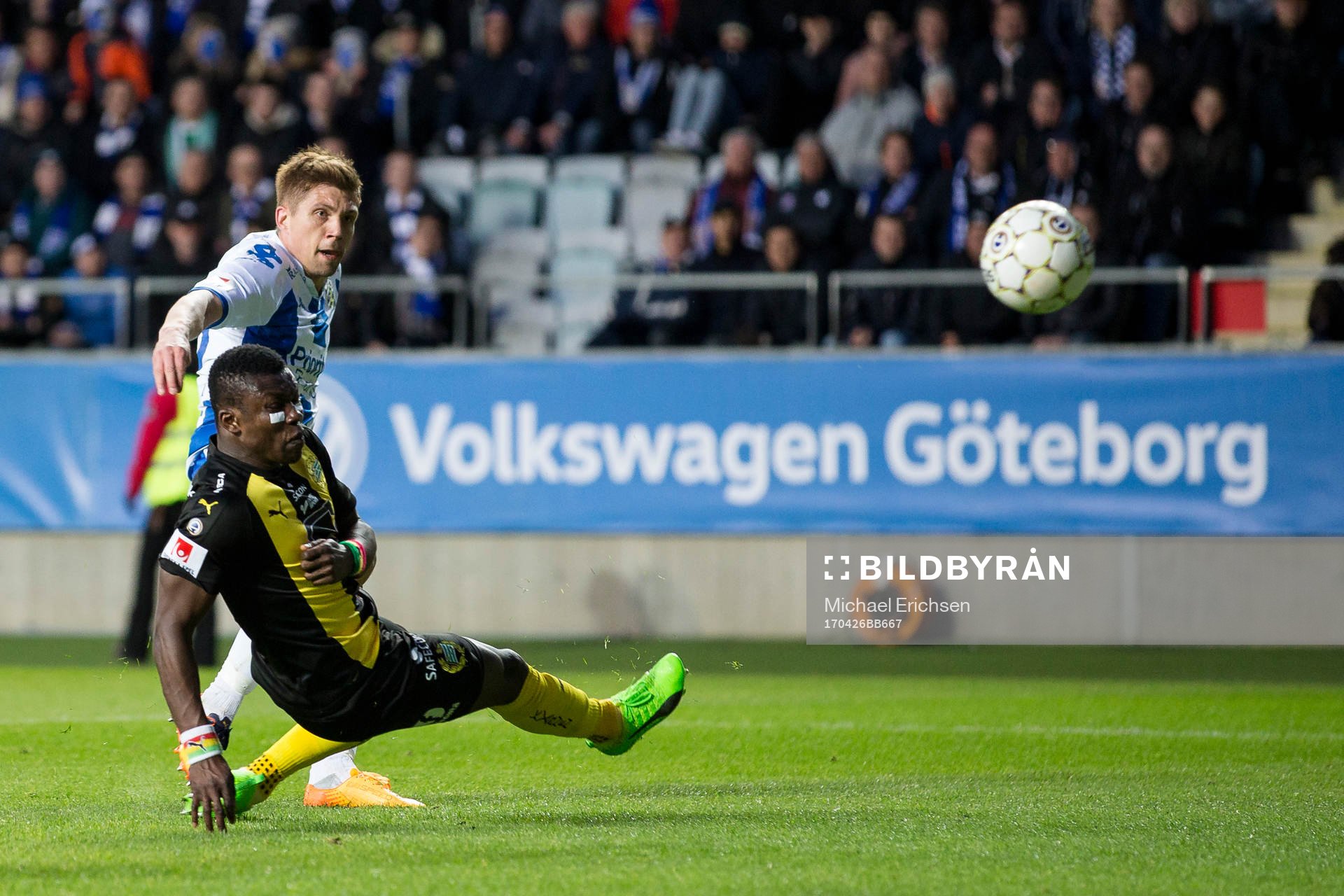 IFK Göteborgs Mikael Boman med ett skott förbi täckande
