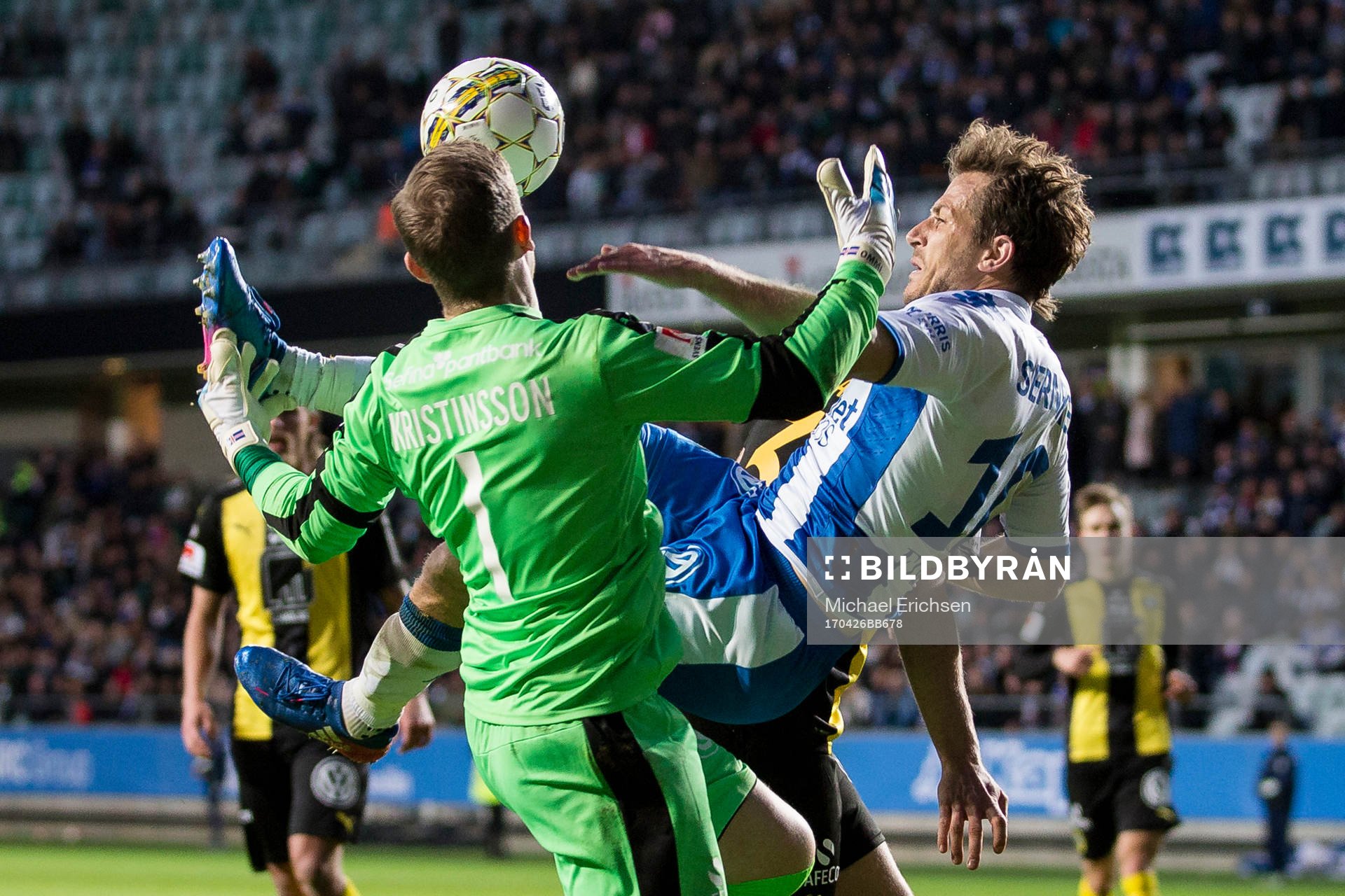 IFK Göteborgs Tobias Hysen i kamp om bollen med Hammarbys målvakt Ögmundur Kristinsson under fotbollsmatchen i allsvenskan mellan IFK Göteborg och Hammarby den 26 april 2017 i Göteborg.