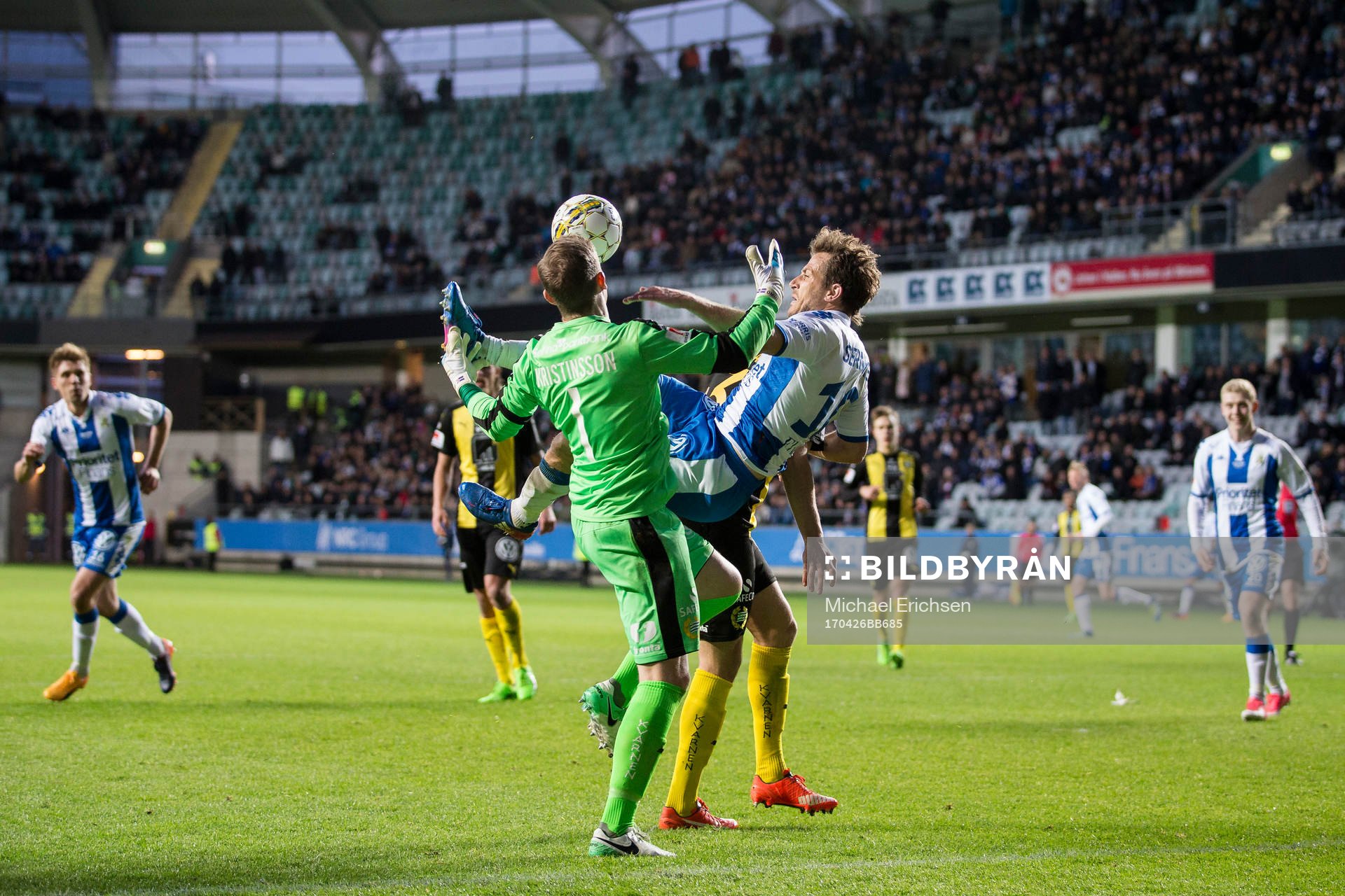 IFK Göteborgs Tobias Hysen i kamp om bollen med Hammarbys målvakt Ögmundur Kristinsson under fotbollsmatchen i allsvenskan mellan IFK Göteborg och Hammarby den 26 april 2017 i Göteborg.
