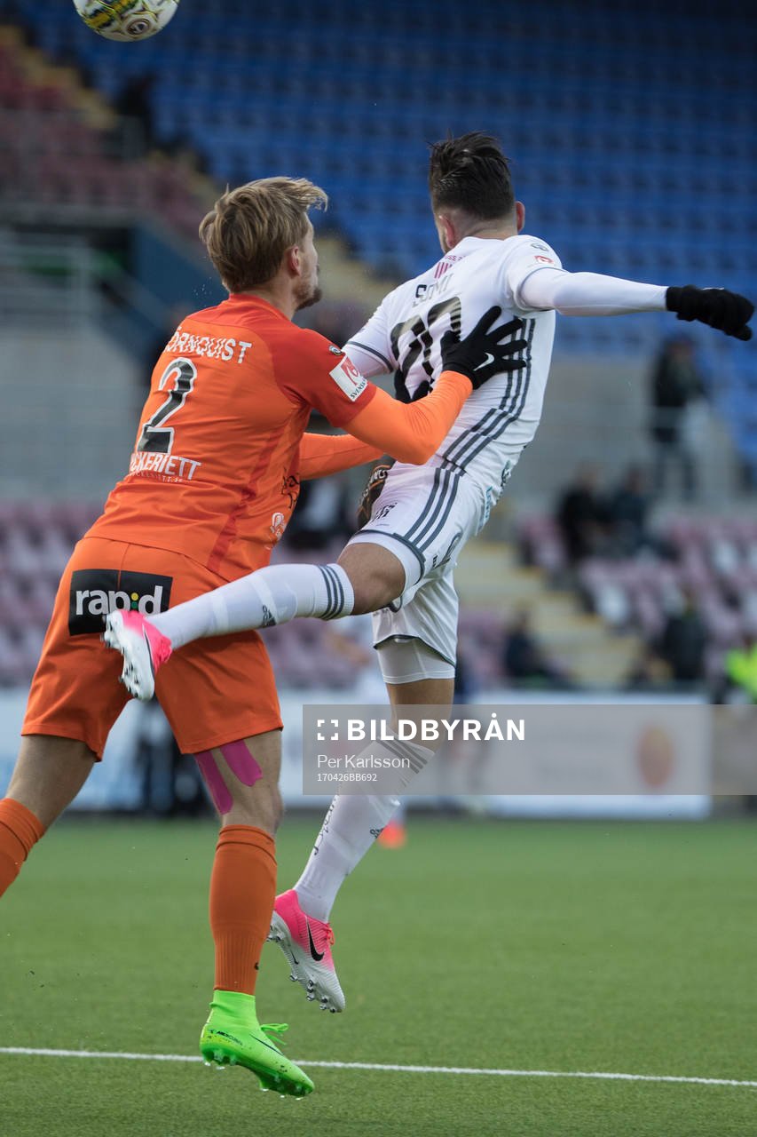 Östersunds Gabriel Somi knuffas av AFC Eskilstunas Daniel
