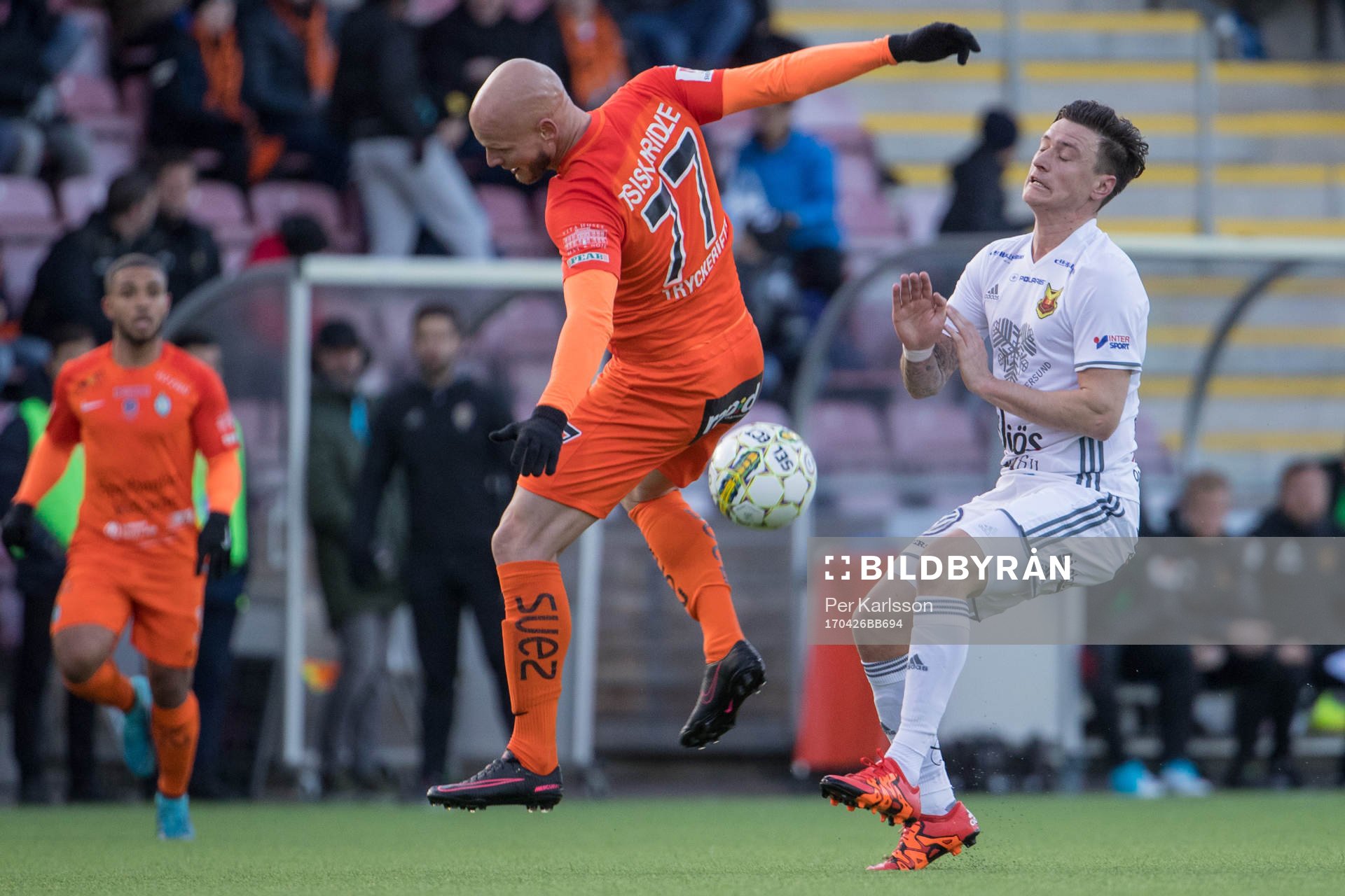 Östersunds Jamie Hopcutt och AFC Eskilstunas Zourab