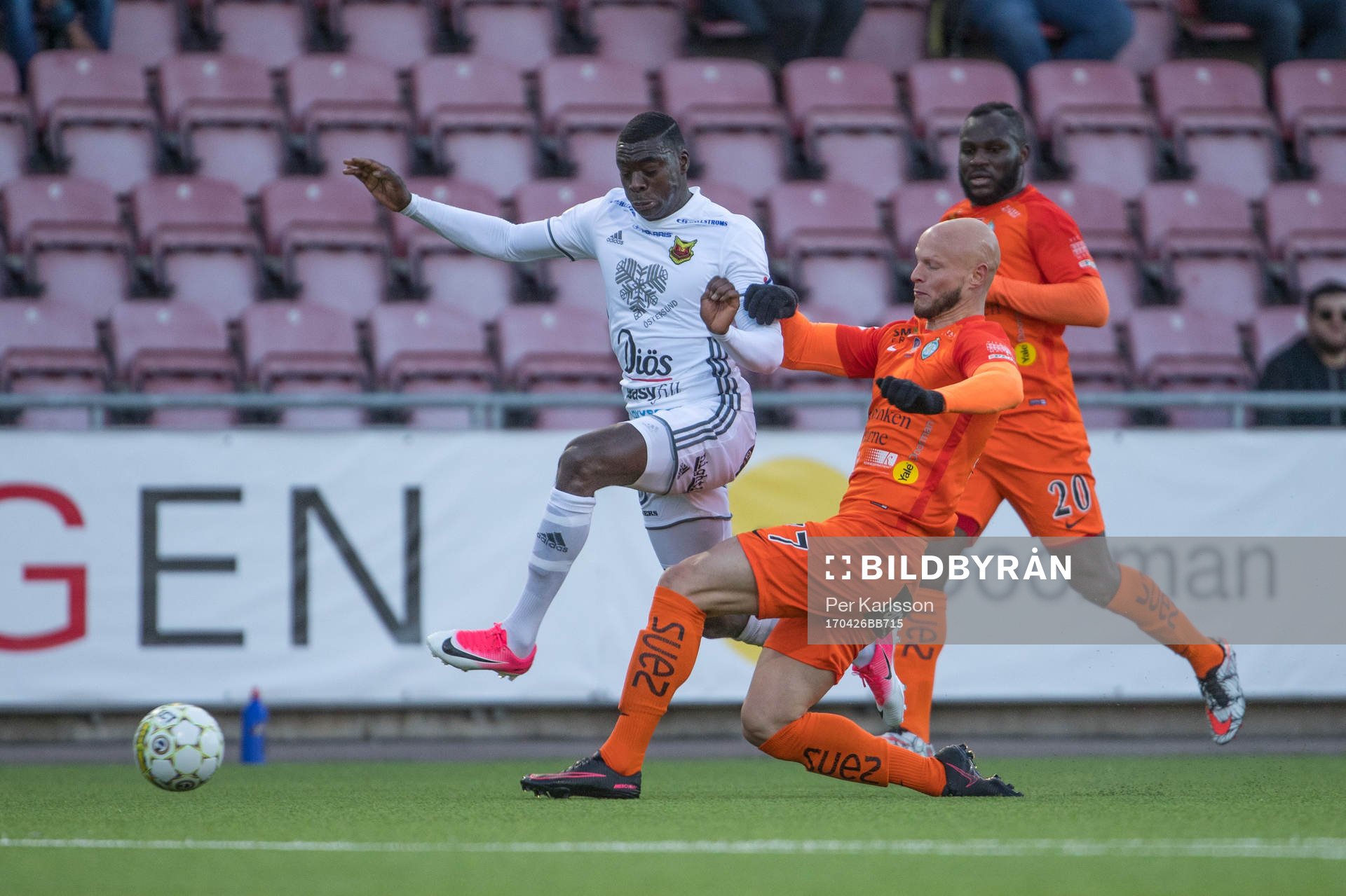 Östersunds Ken Sema tar sig förbi AFC Eskilstunas Zourab