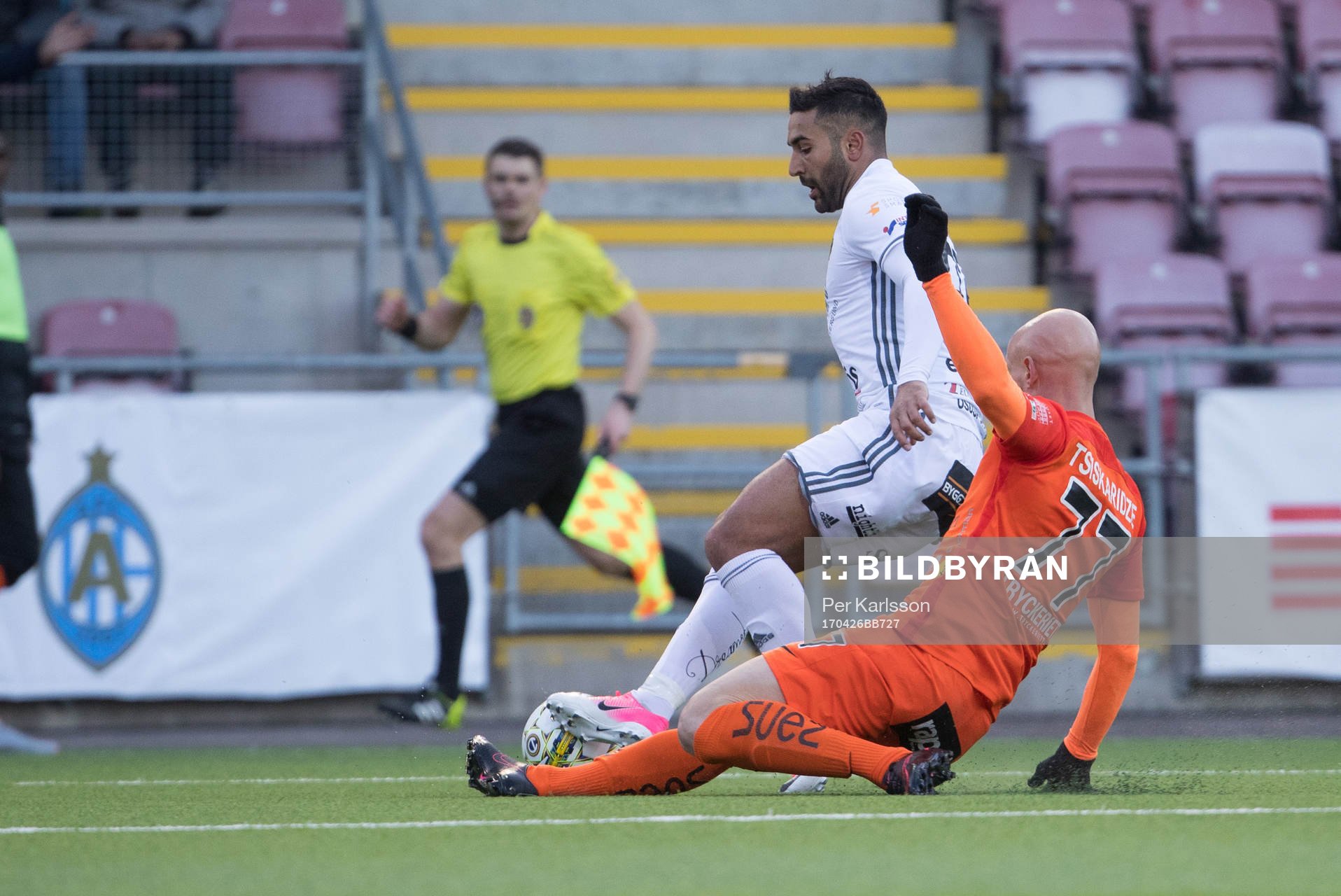 Östersunds Saman Ghoddos tacklas av Zourab Tsiskaridze