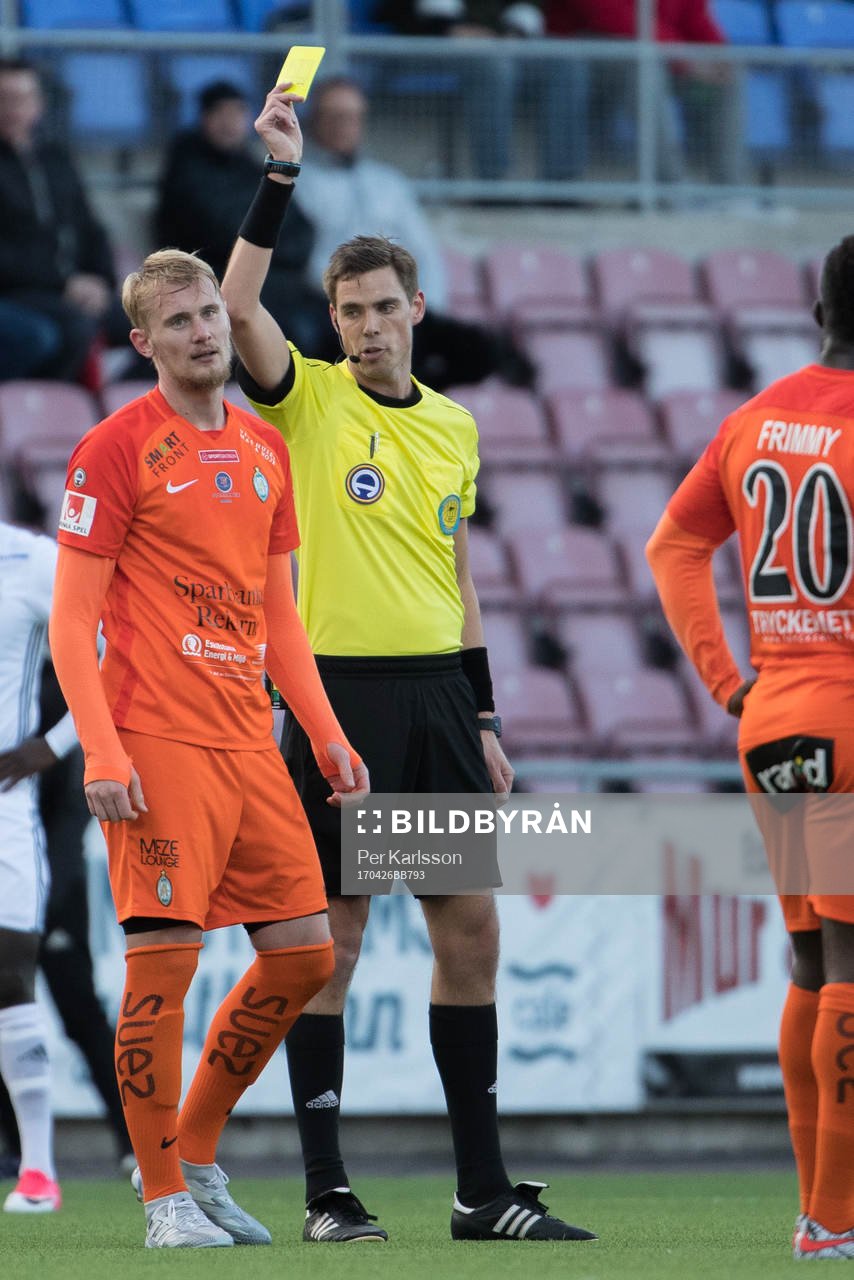 AFC Eskilstunas Ludvig Öhman får gult kort av domare