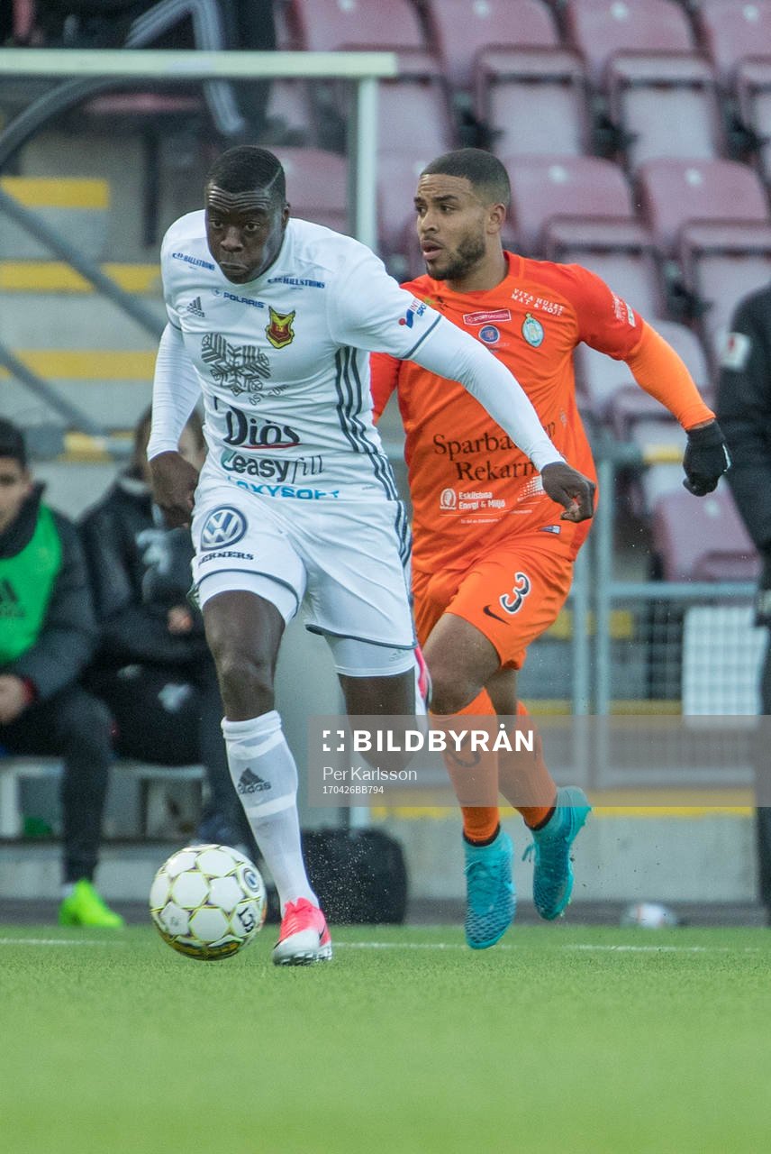 Östersunds Ken Sema jagas av AFC Eskilstunas Jernade Meade