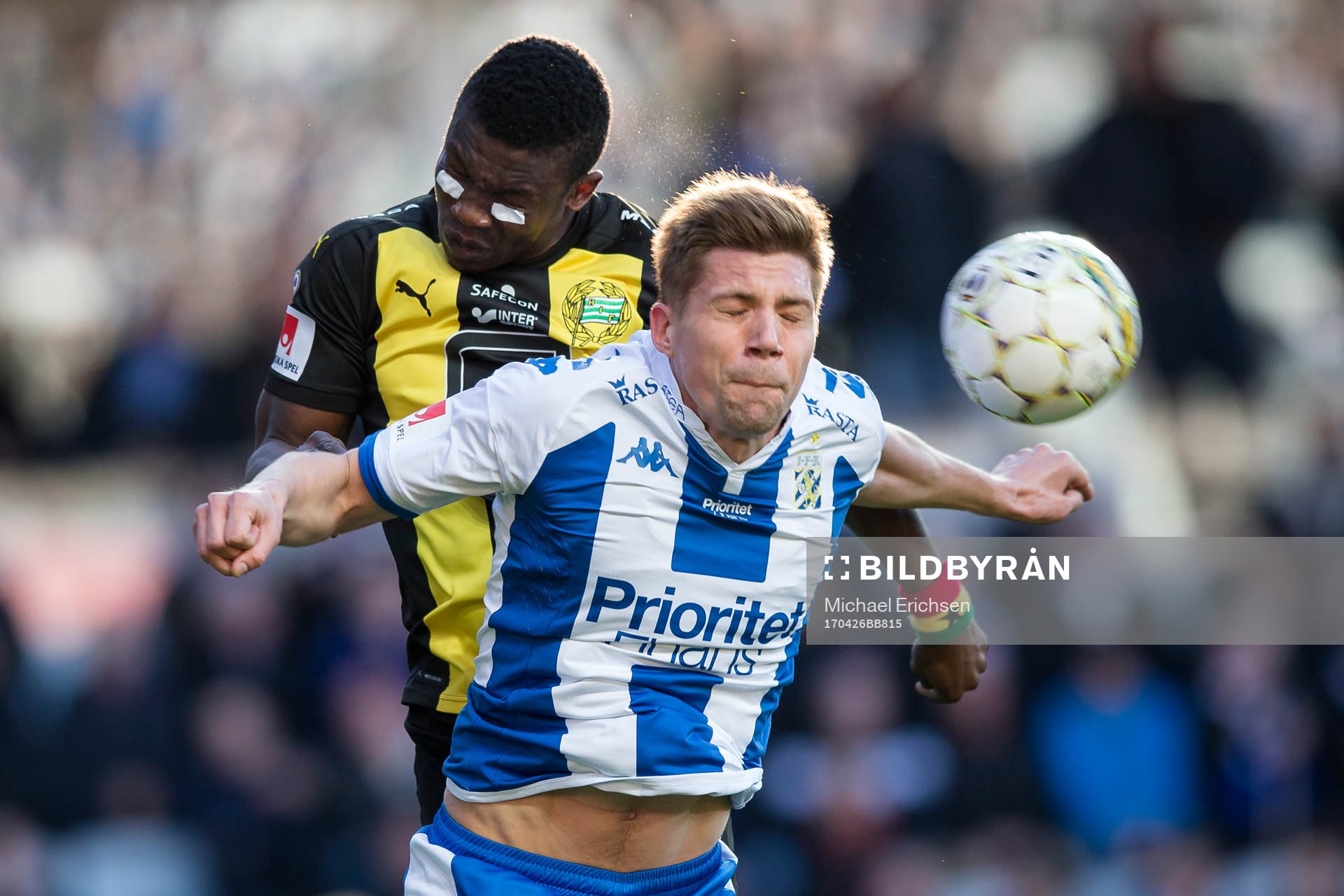 Hammarbys Joseph Aidoo och Mikael Boman i nickduell