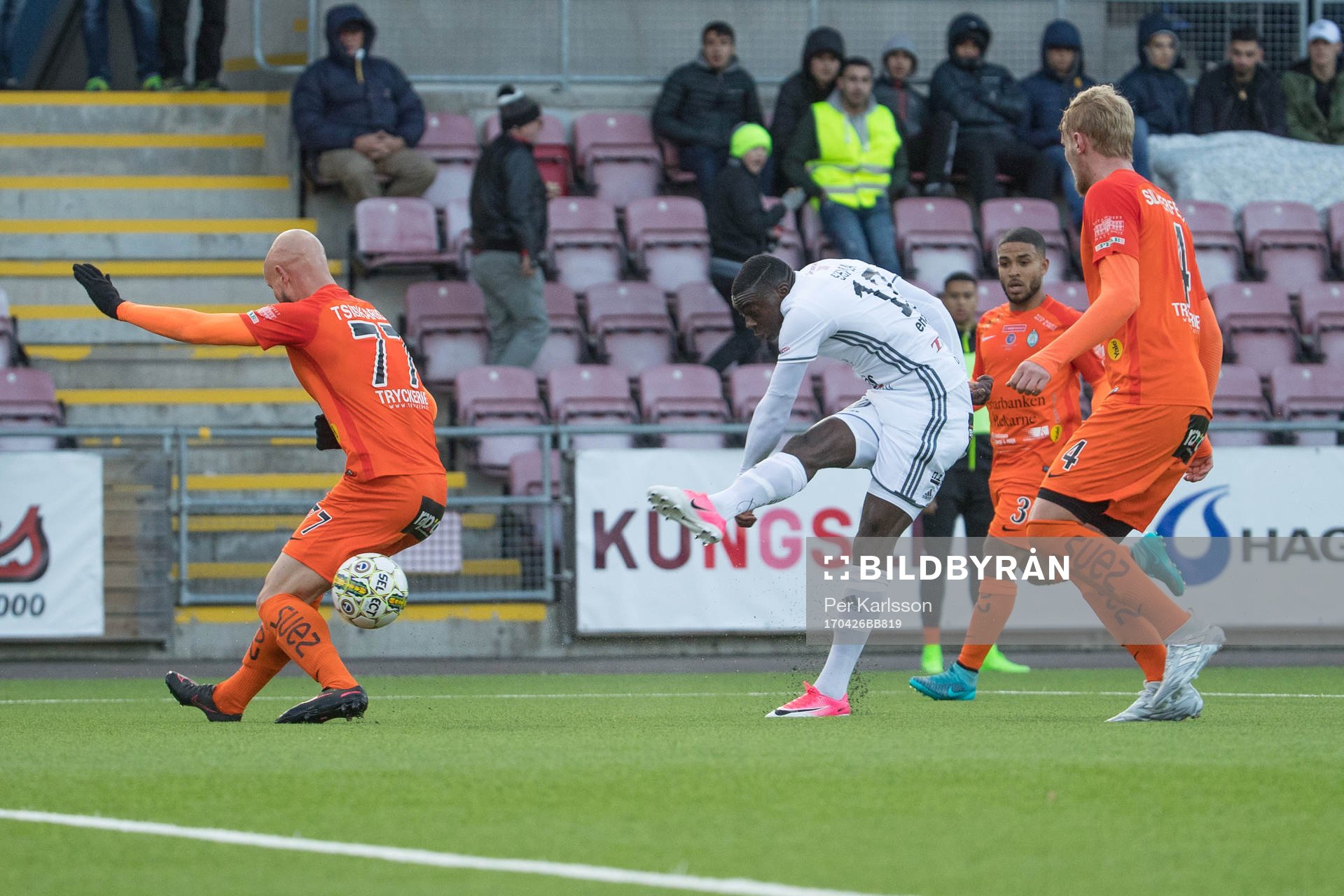 Östersunds Ken Sema skjuter mot mål. Med på bilden finns