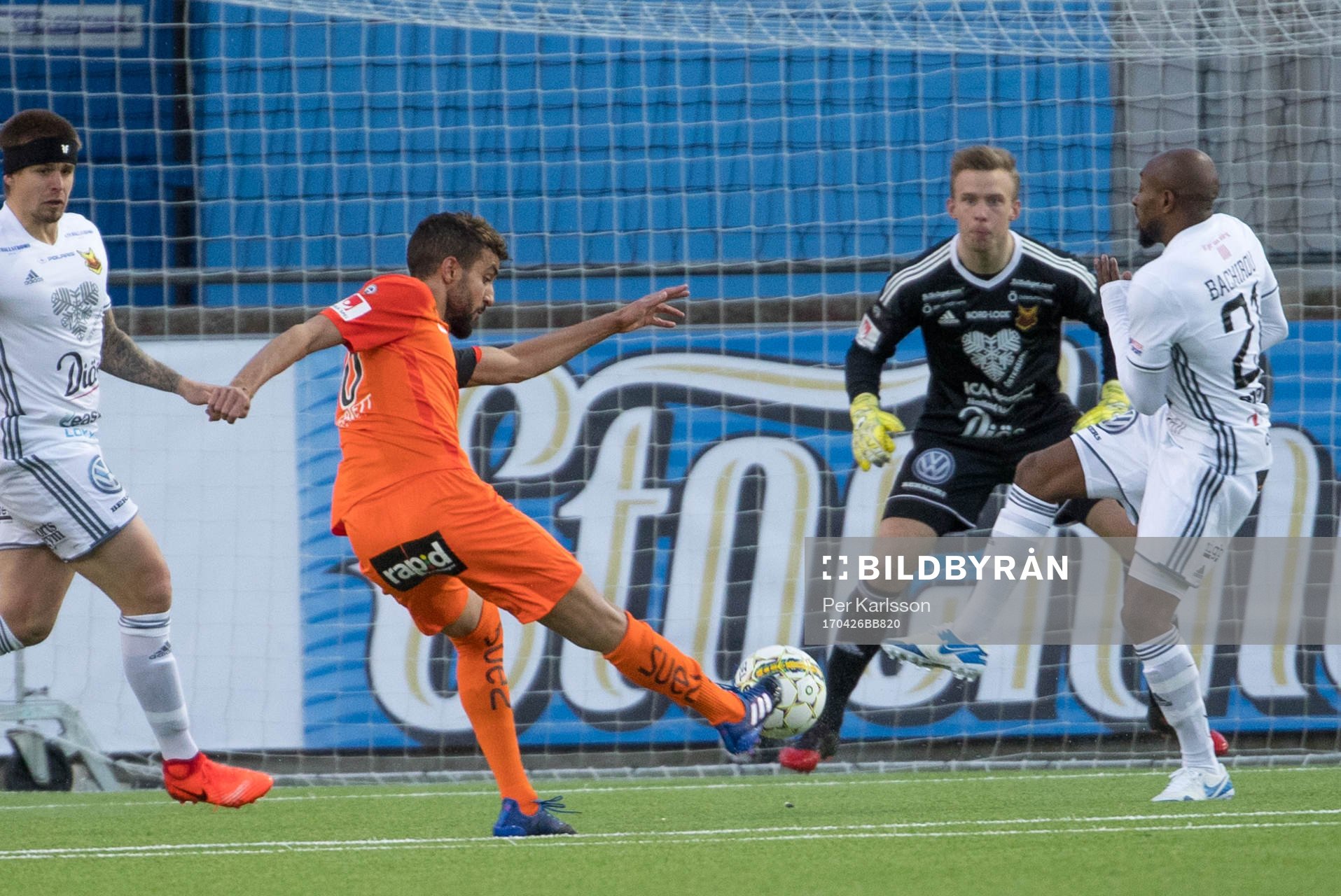 AFC Eskilstunas Omar Eddahri provar skott mot Östersunds