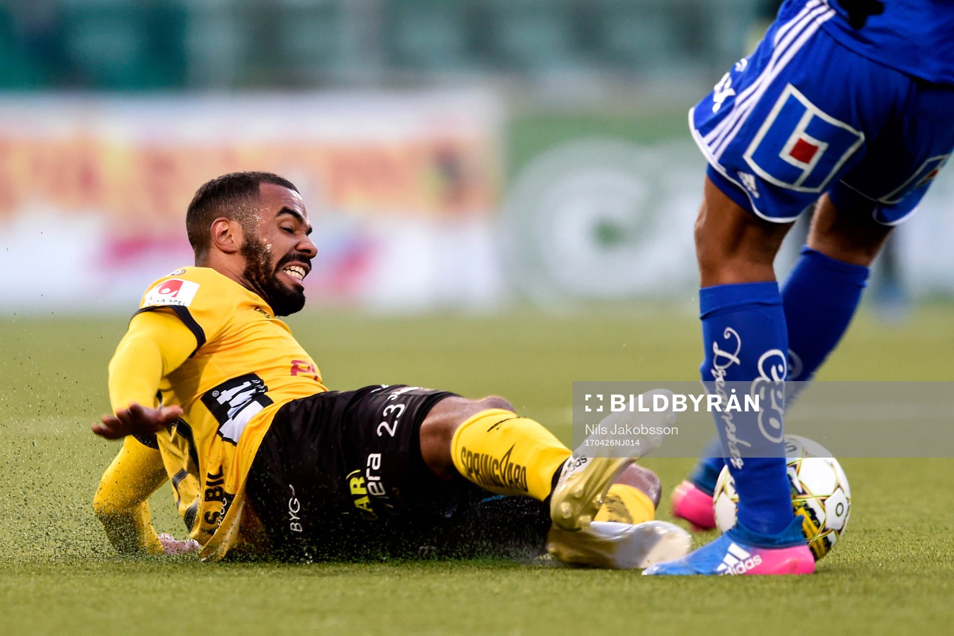 Elfsborgs Alex Dyer stämplar Sundsvalls Noah Sonko Sundberg under fotbollsmatchen i Allsvenskan mellan GIF Sundsvall och Elfsborg den 26 april 2017 i Sundsvall.