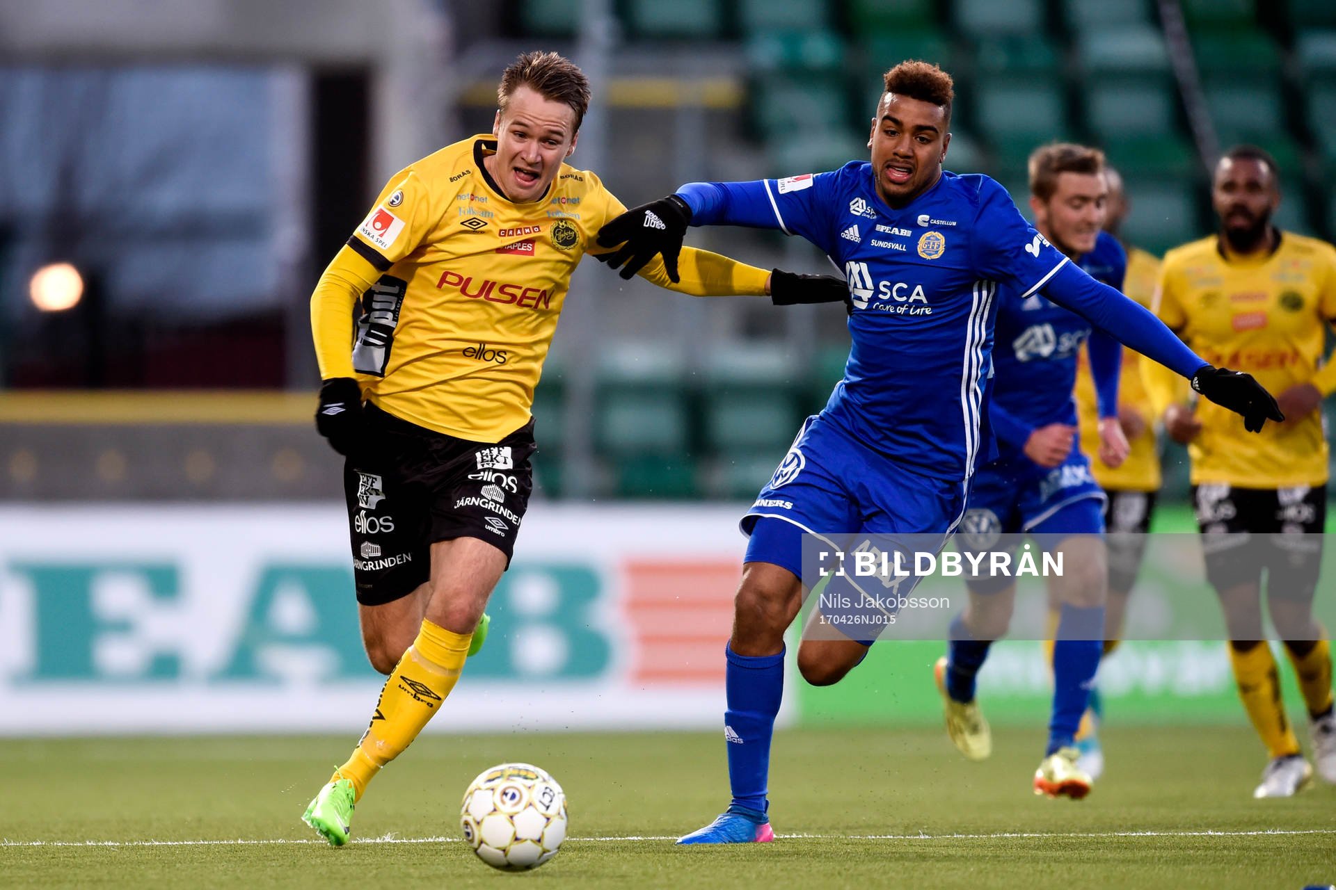 Elfsborgs Viktor Prodell och Sundsvalls Noah Sonko Sundberg under fotbollsmatchen i Allsvenskan mellan GIF Sundsvall och Elfsborg den 26 april 2017 i Sundsvall.