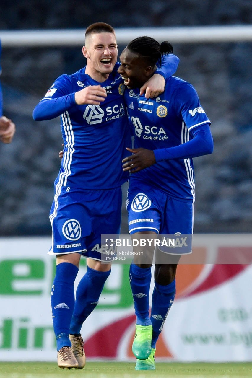 Sundsvalls Kristinn Freyr Sigurdsson kramar om målskytten Peter Wilson efter 1-1 under fotbollsmatchen i Allsvenskan mellan GIF Sundsvall och Elfsborg den 26 april 2017 i Sundsvall.