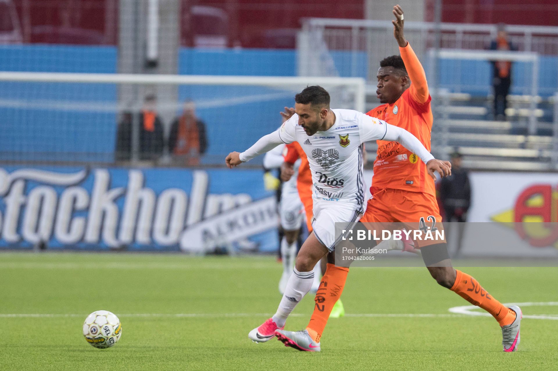 Östersunds Saman Ghoddos  och AFC Eskilstunas Amadou