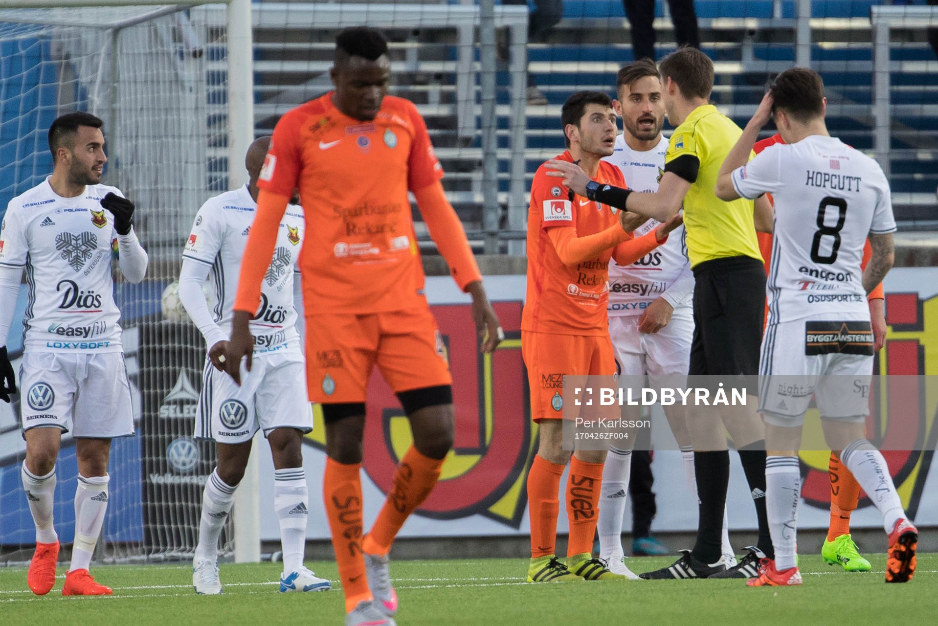 AFC Eskilstunas Ansel Raskaj vädjar till domare Magnus