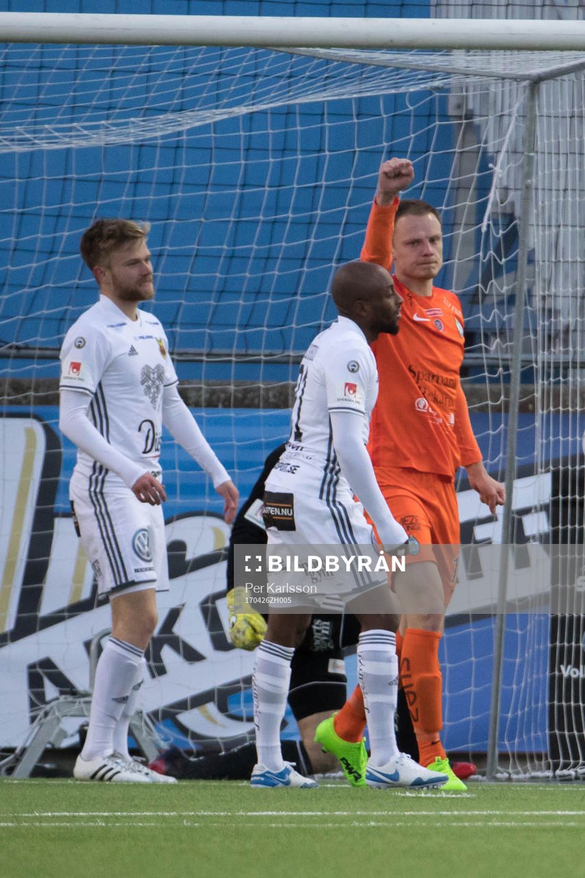 AFC Eskilstunas Simon Alexandersson jublar efter sitt mål under fotbollsmatchen i Allsvenskan mellan AFC Eskilstuna och Östersund den 26 april i Eskilstuna.