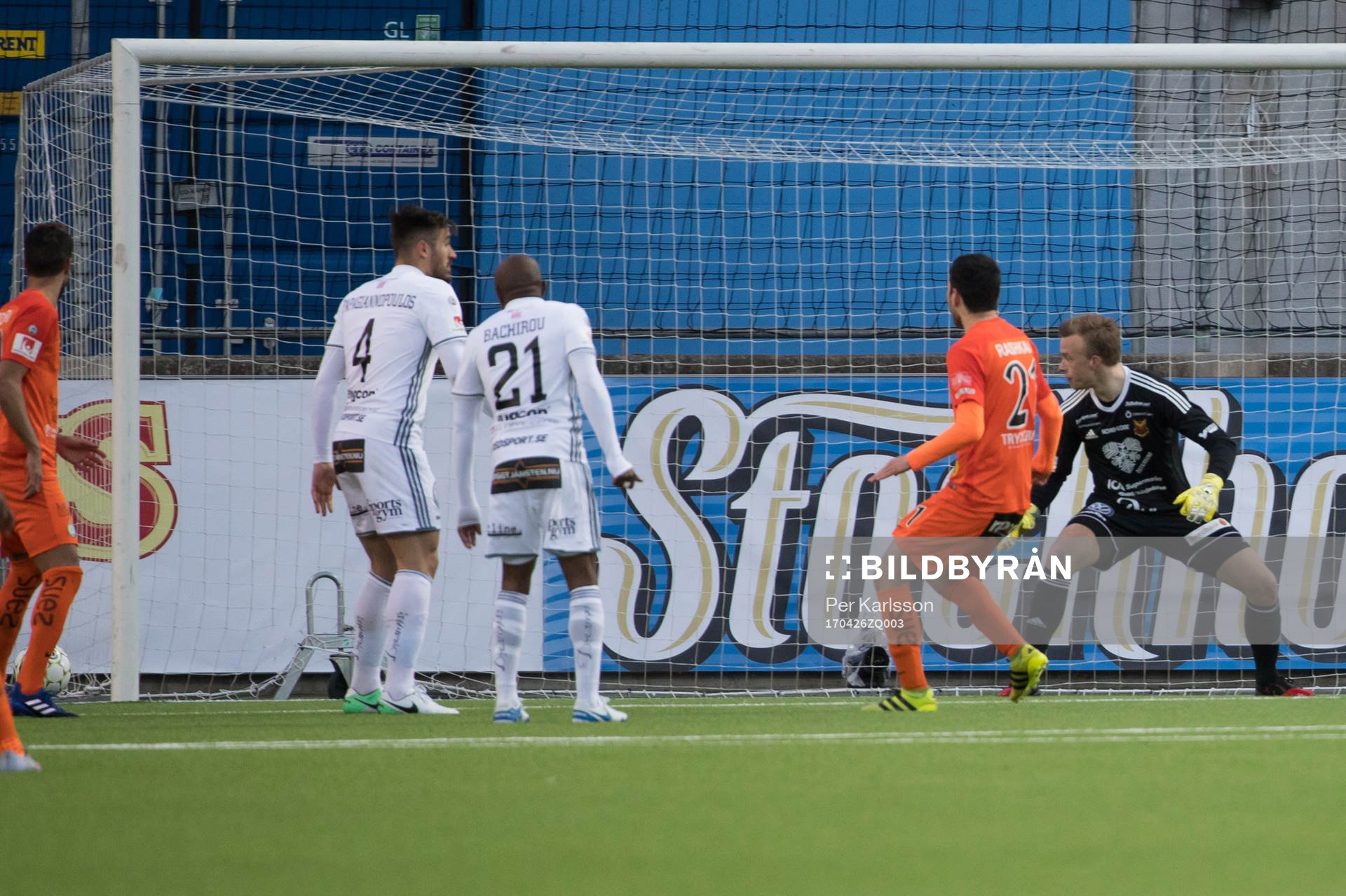 Östersunds målvakt Andreas Andersson ser bollen smita