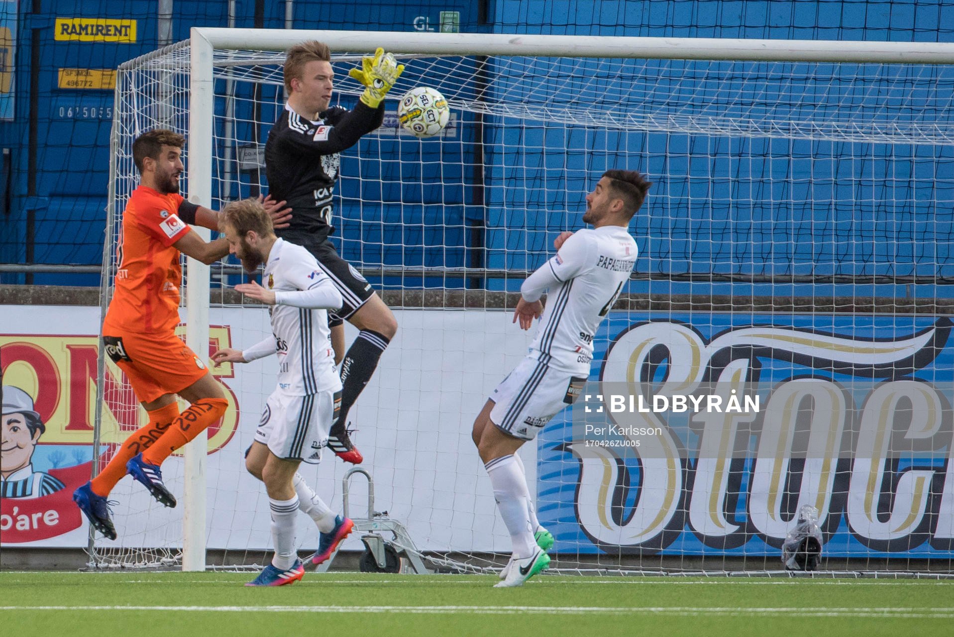 Östersunds målvakt Andreas Andersson har koll på bollen