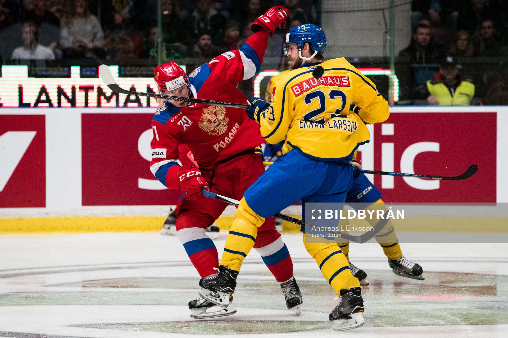 Rysslands Sergei Andronov i kamp om pucken med Sveriges