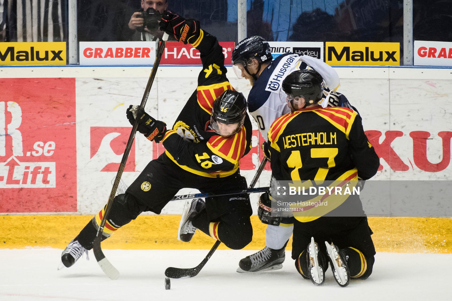 Brynäs Daniel Paille och Pathrik Westerholm i kamp mot