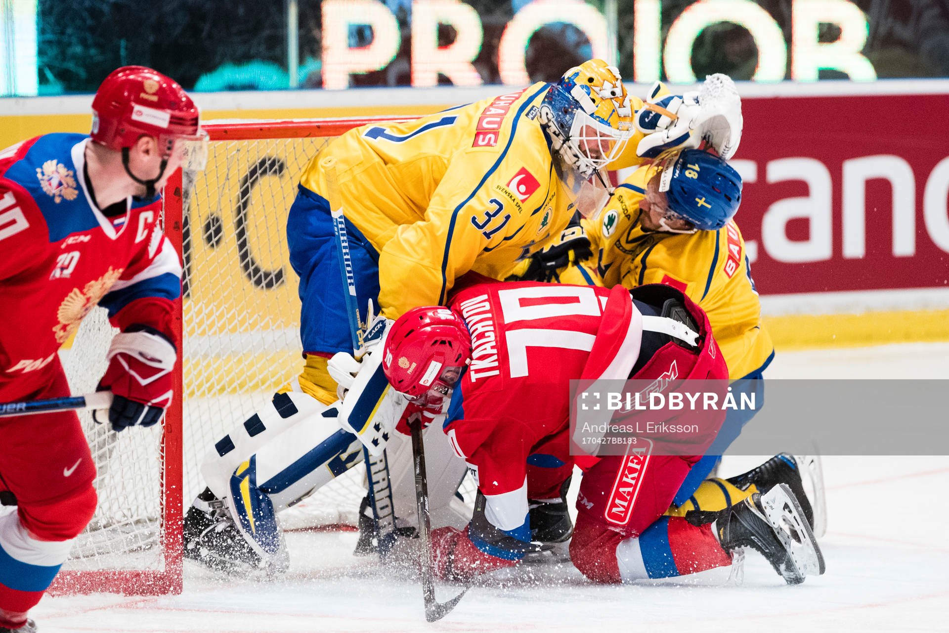 Sveriges målvakt Eddie Läck och Dennis Everberg får