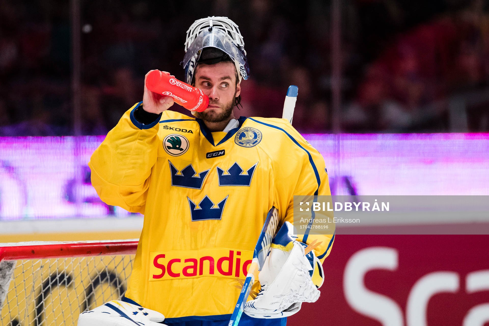 Sveriges målvakt Eddie Läck deppar