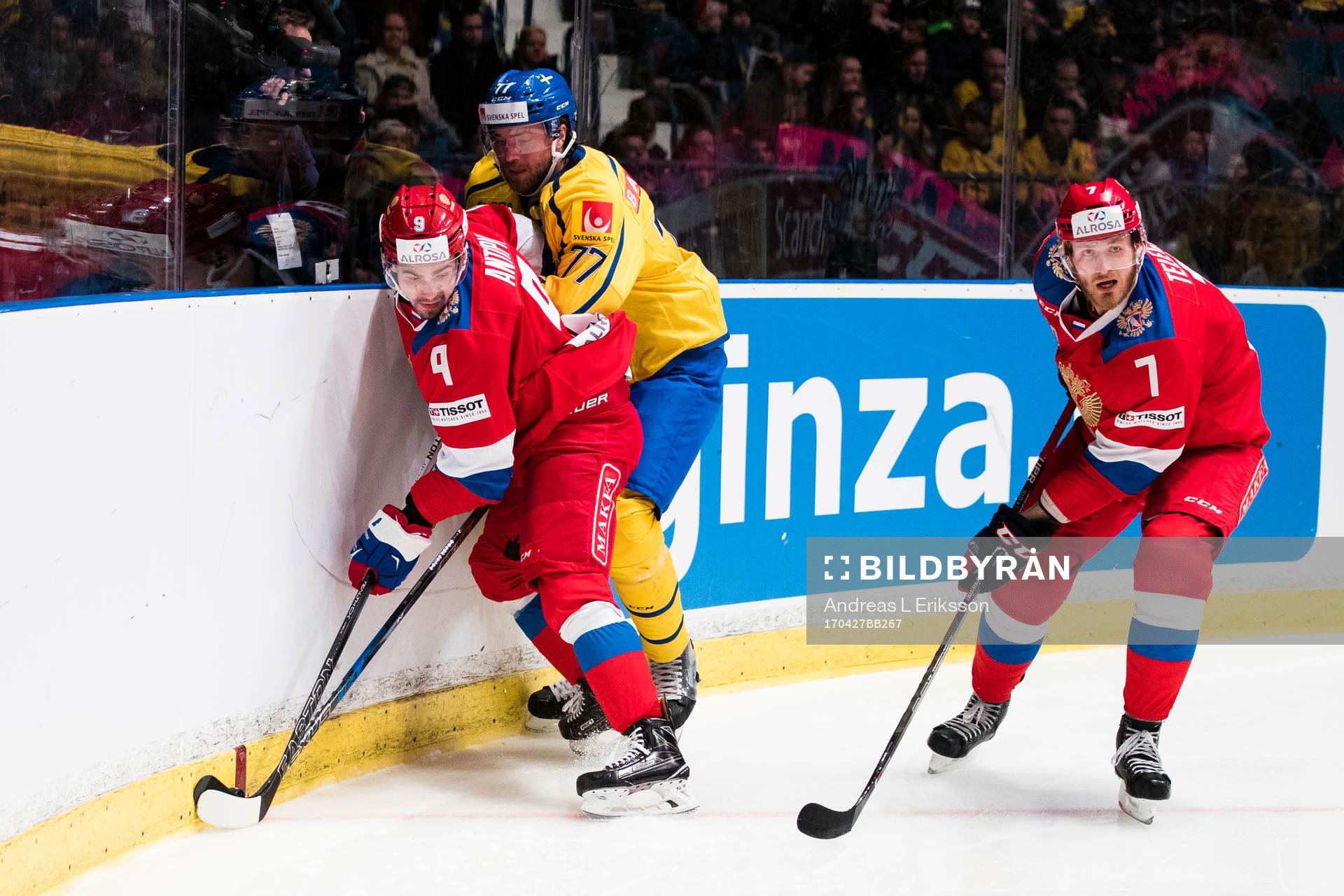Sveriges Victor Hedman i kamp om pucken med Rysslands