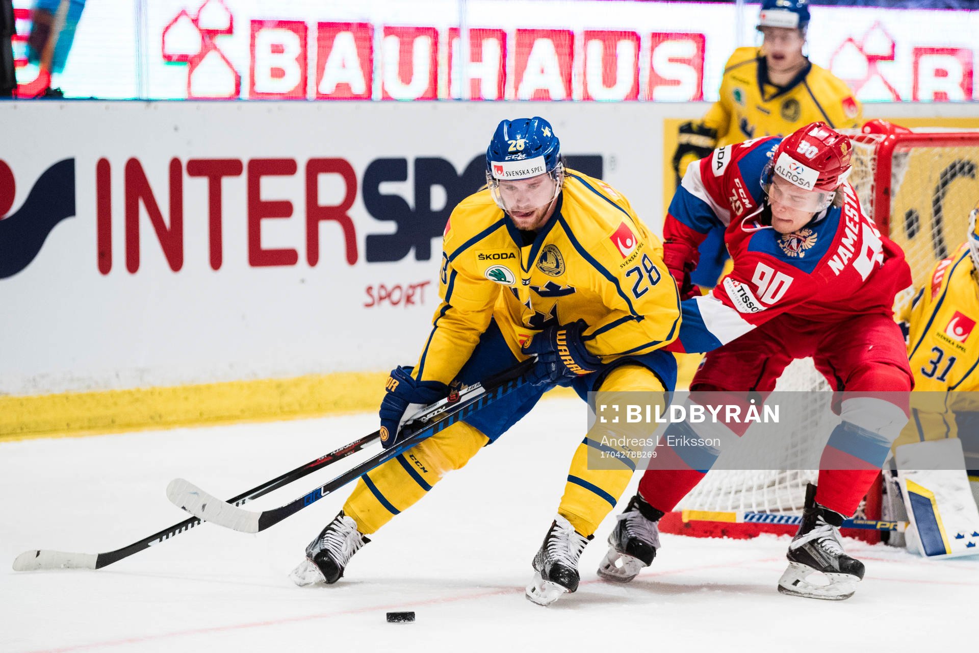 Sveriges Elias Lindholm i kamp om pucken med Rysslands