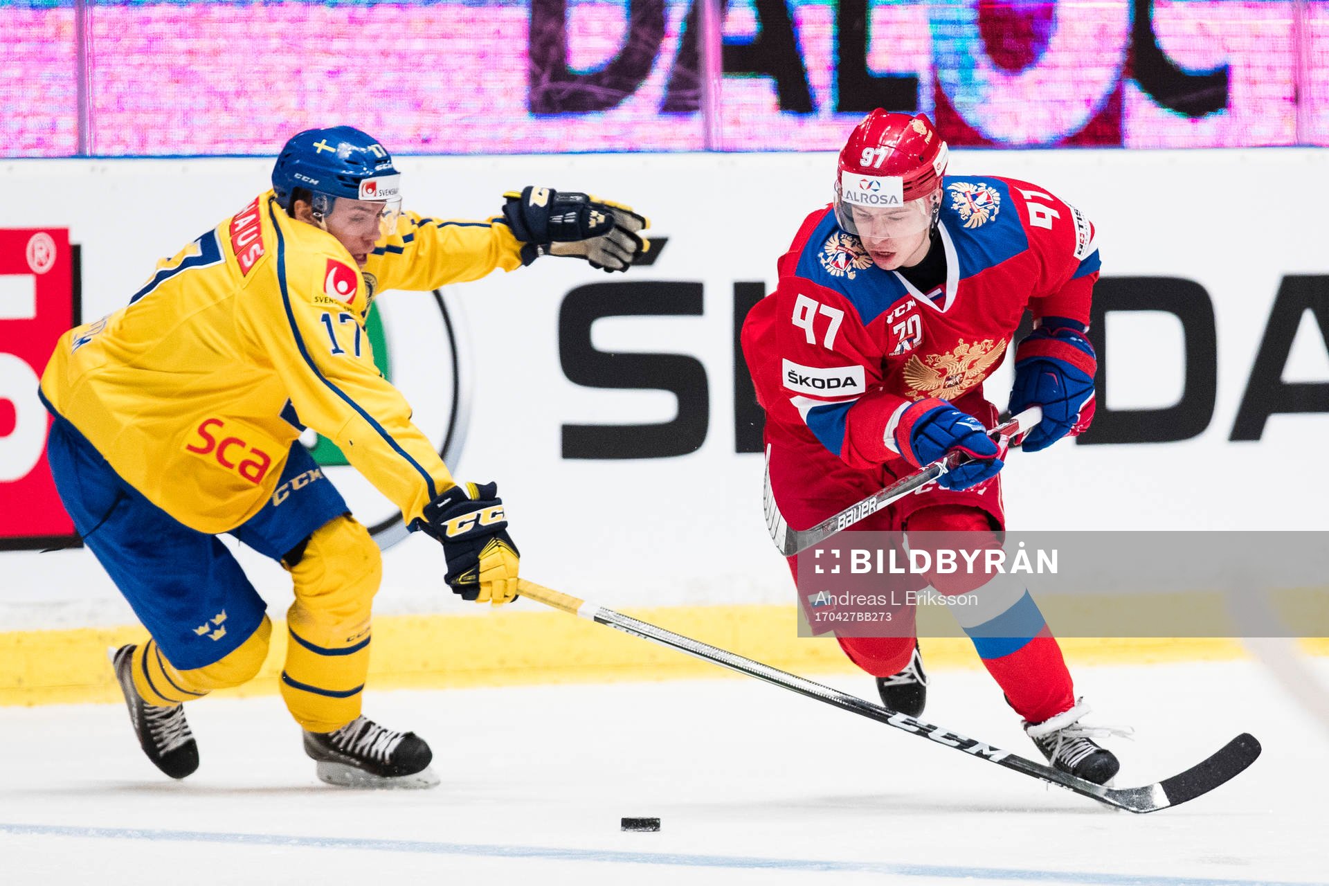 Sveriges Pär Lindholm i kamp om pucken med Rysslands