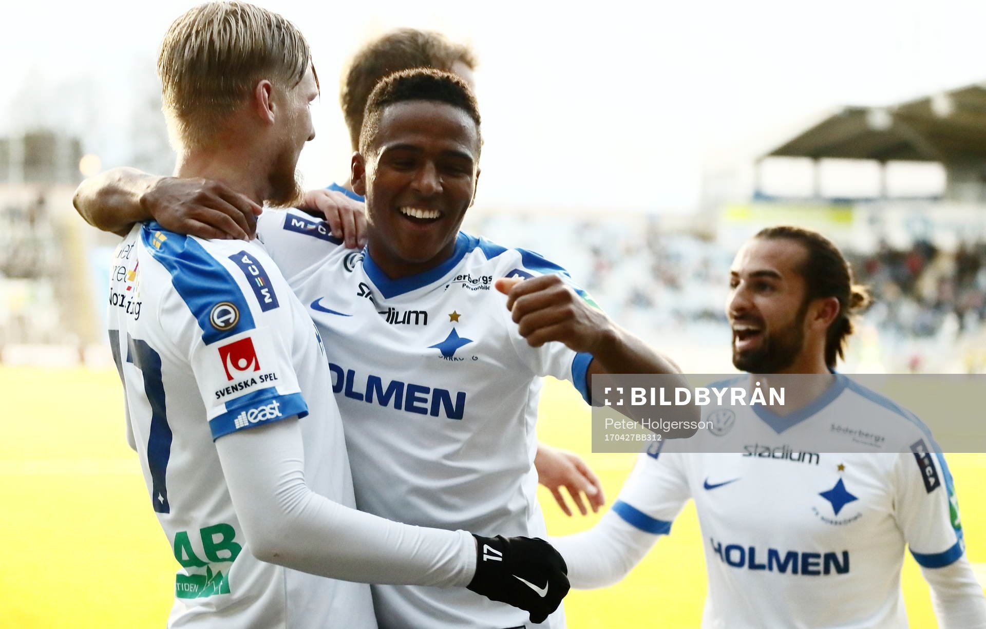 Norrköpings Kalle Holmberg jublar och Niclas Eliasson