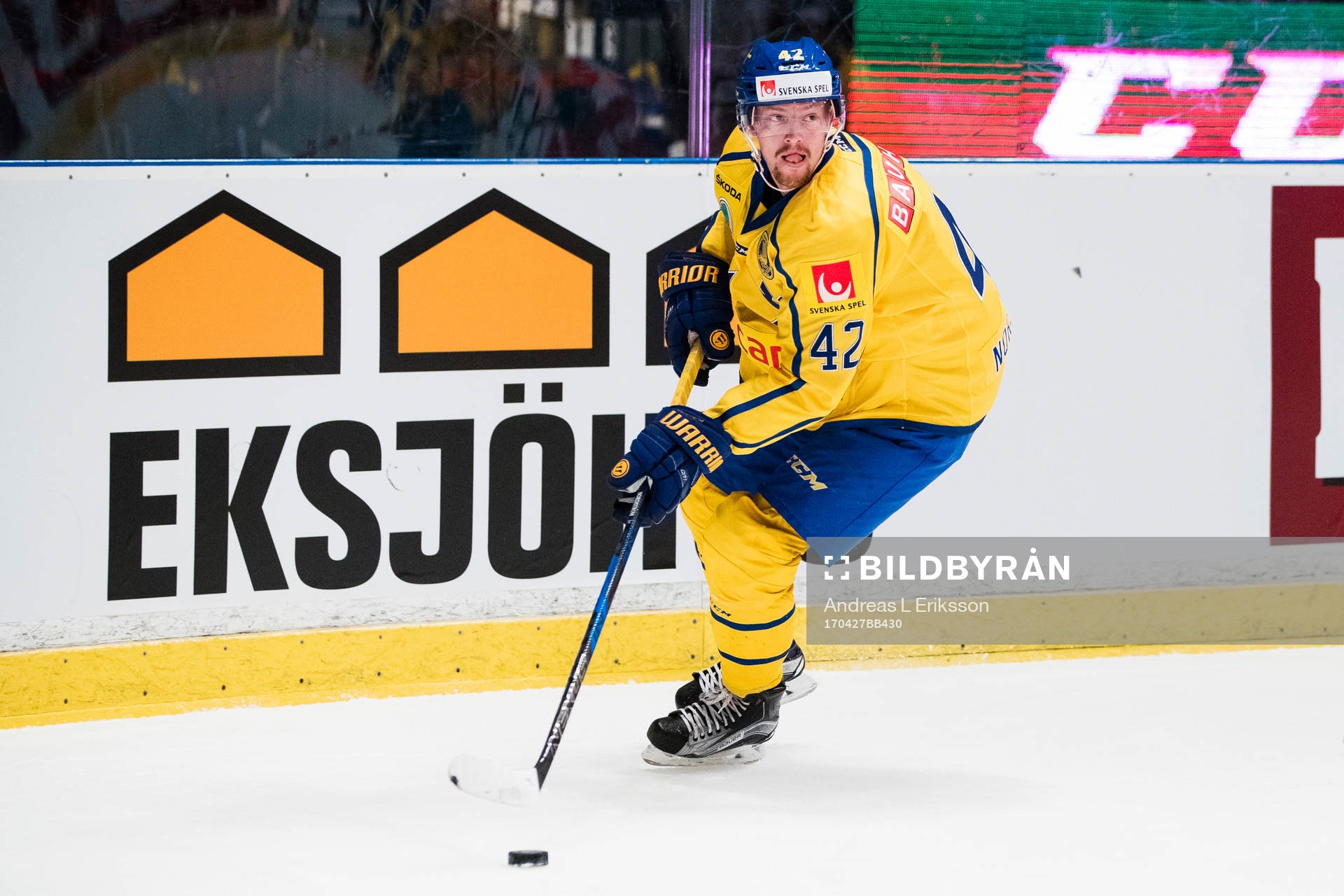 Sveriges Joakim Nordström med pucken