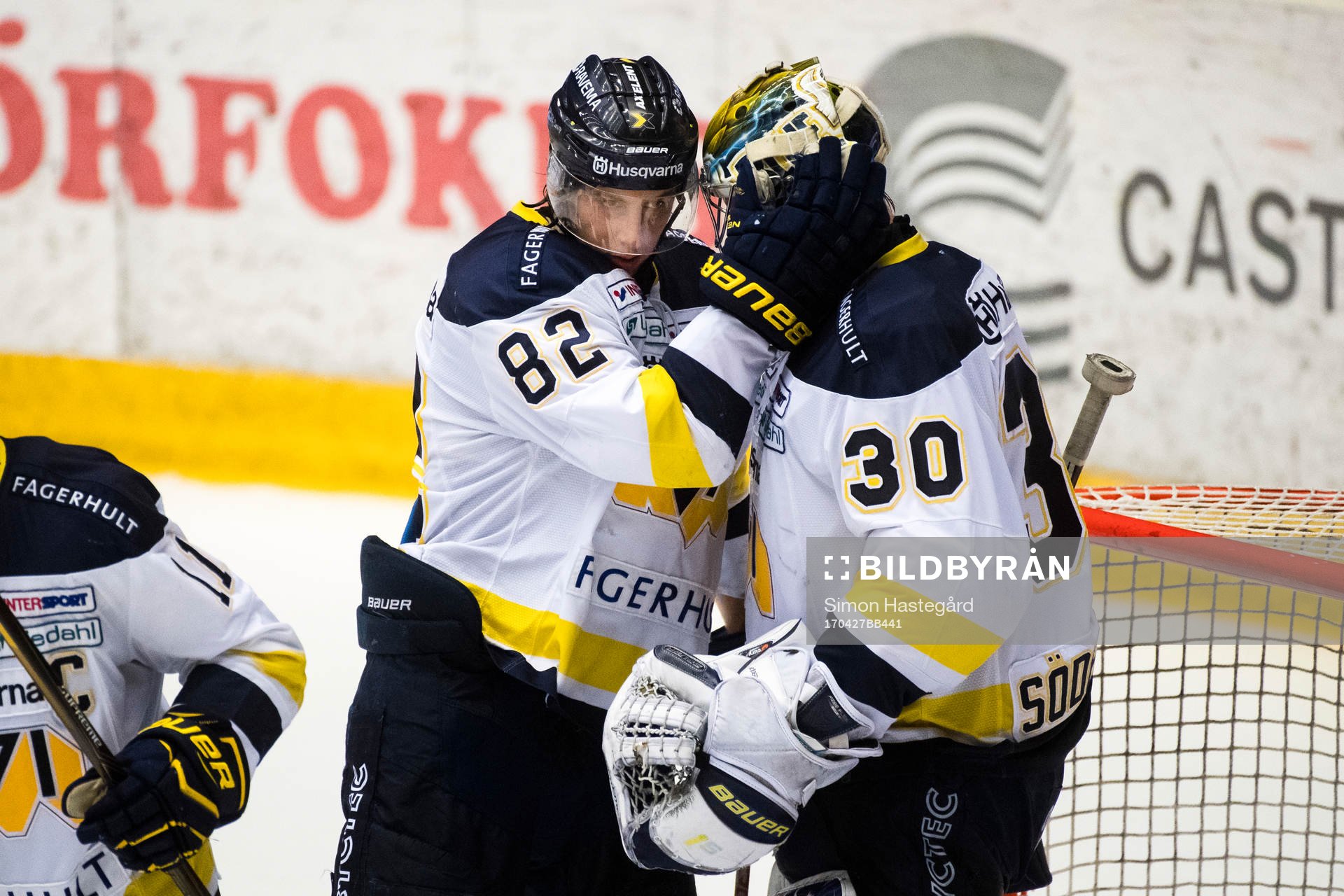 s Kevin Stenlund och målvakt Linus Söderström  jublar