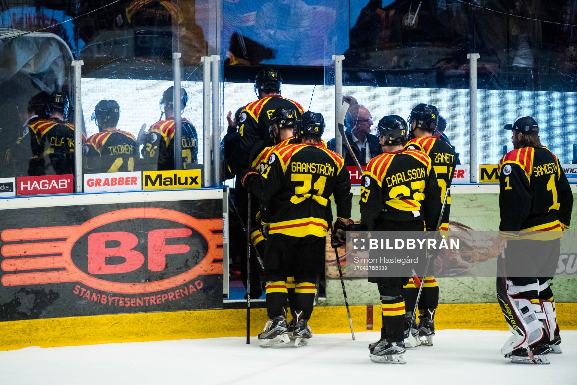 Brynäs spelare lämnar isen
