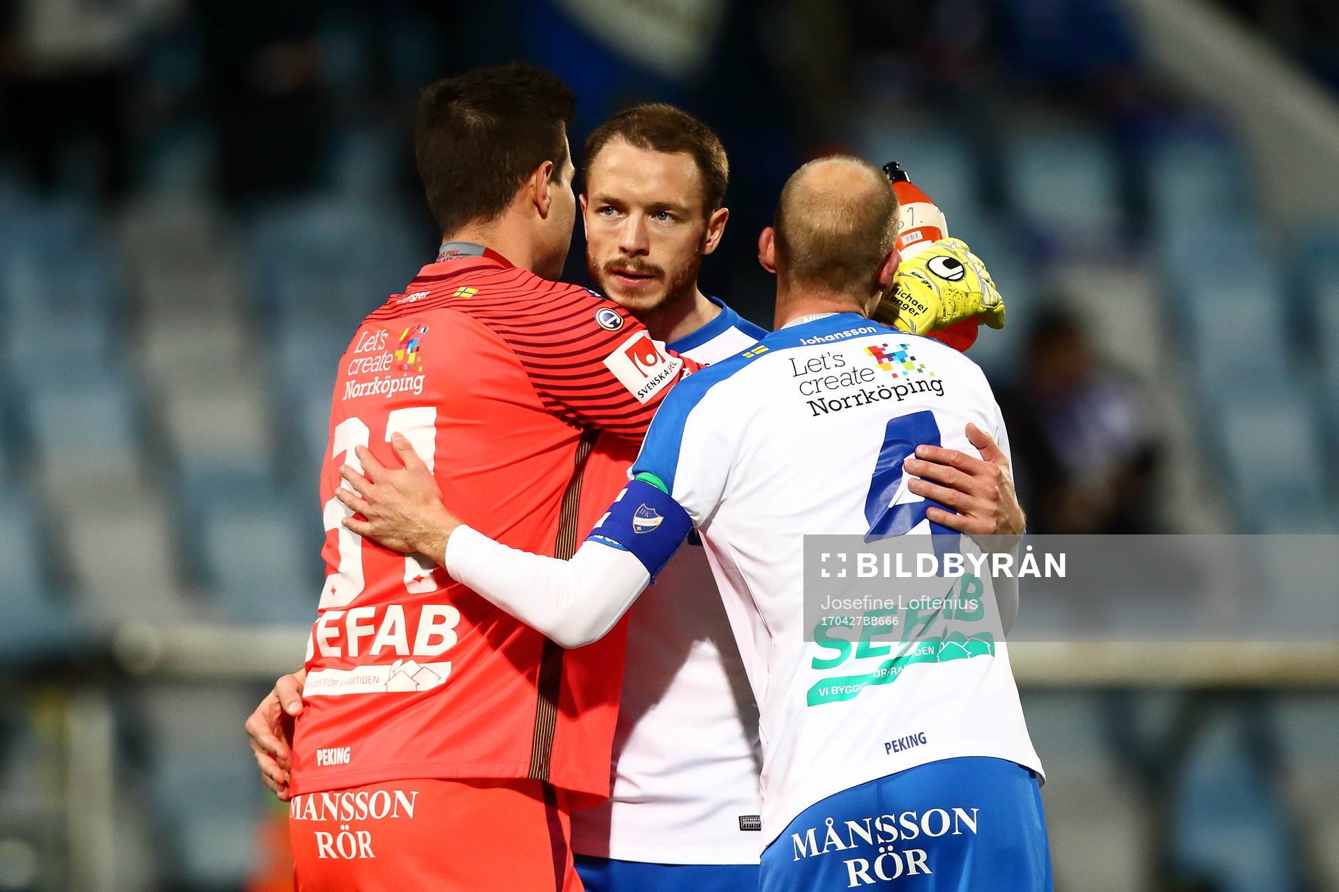 Norrköpings Jón Gudni Fjóluson och Andreas Johansson kramar om Norrköpings målvakt Michael Langer efter fotbollsmatchen i Allsvenskan mellan Norrköping och Jönköping den 27 april 2017 i Norrköping.