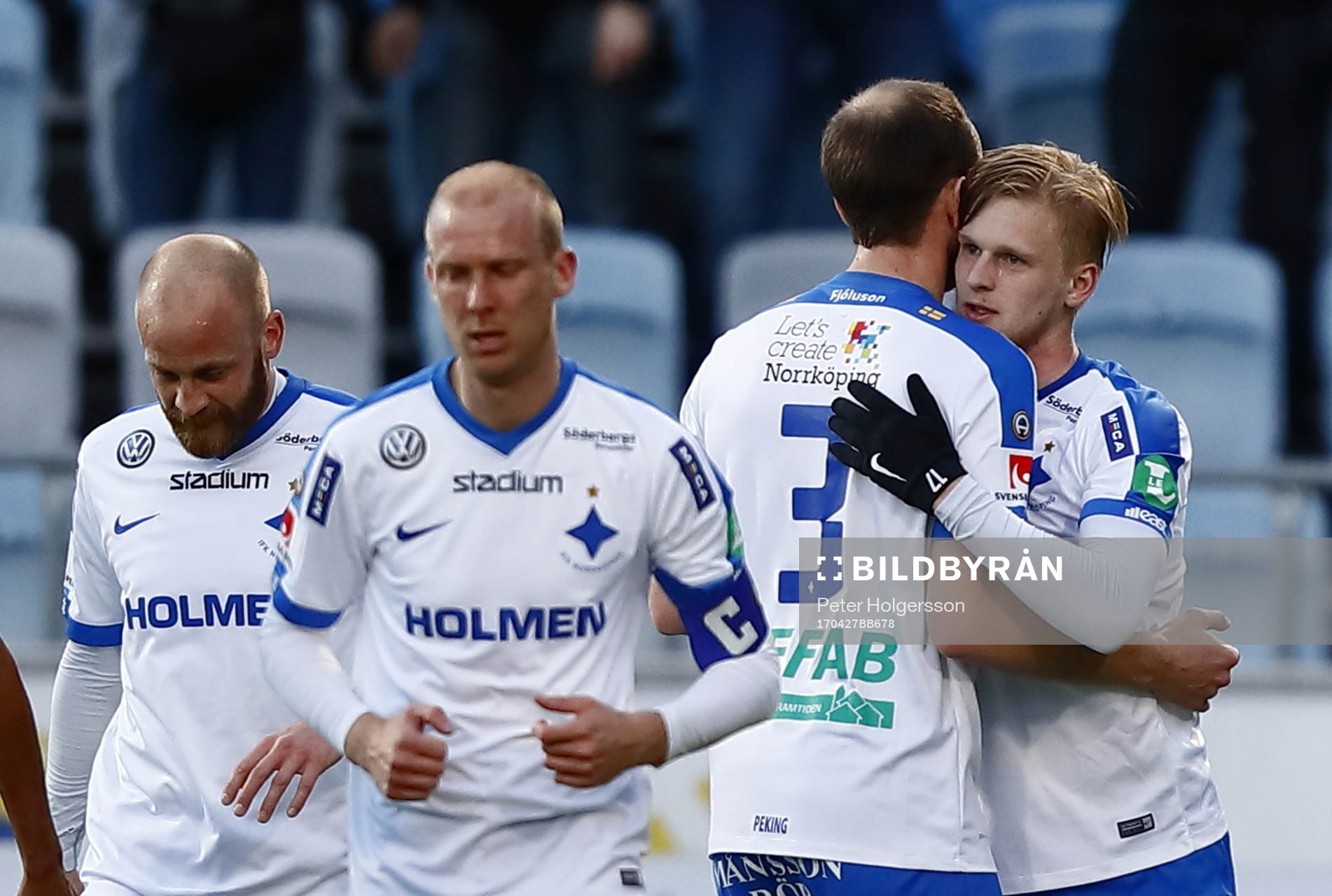 Norrköpings Jón Gudni Fjóluson kramar Kalle Holmberg