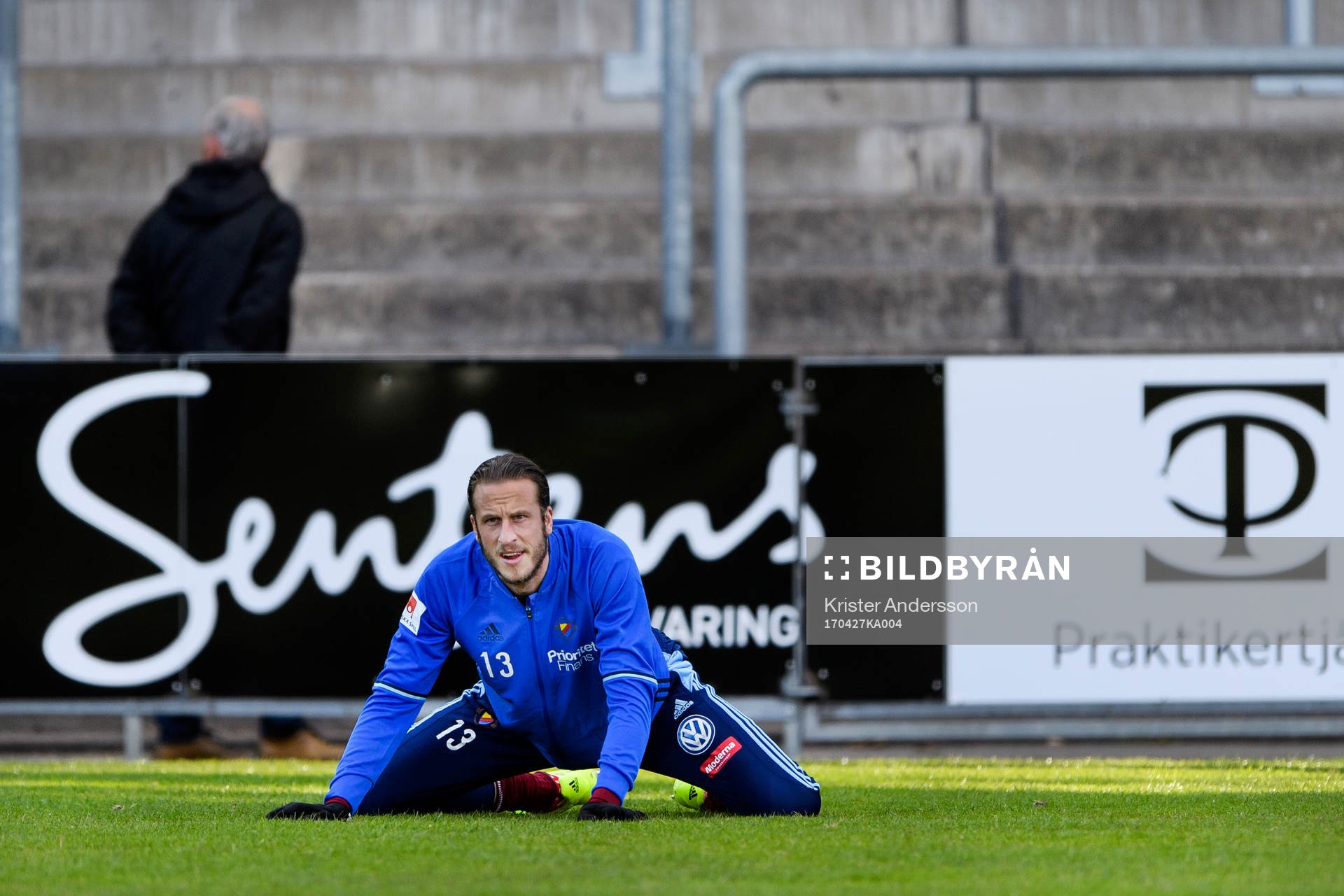 Djurgårdens Jonas Olsson före fotbollsmatchen i