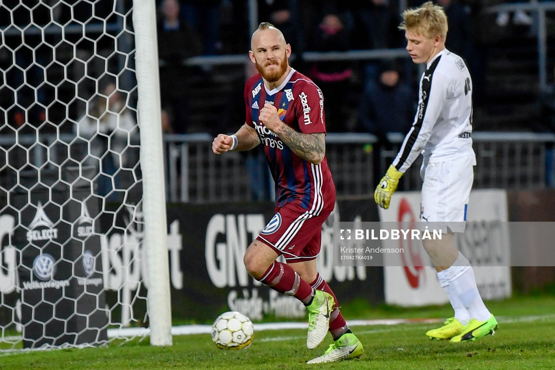 Djurgårdens Magnus Eriksson jublar efter 0-1 på straff under fotbollsmatchen i Allsvenskan mellan Halmstad och Djurgården den 27 april 2017 i Halmstad.