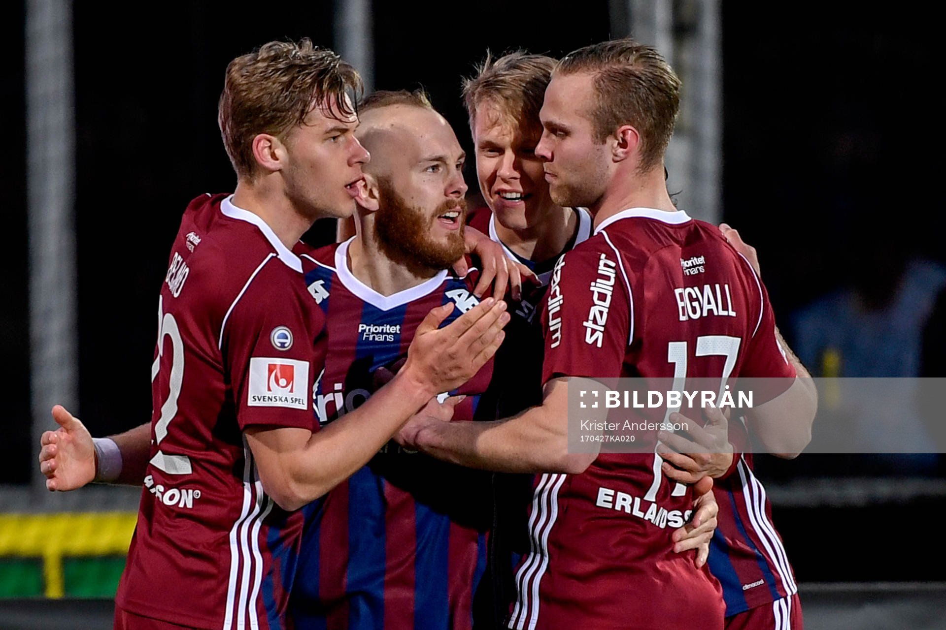 Djurgårdens Magnus Eriksson jublar med lagkamrater efter 0-1 på straff under fotbollsmatchen i Allsvenskan mellan Halmstad och Djurgården den 27 april 2017 i Halmstad.