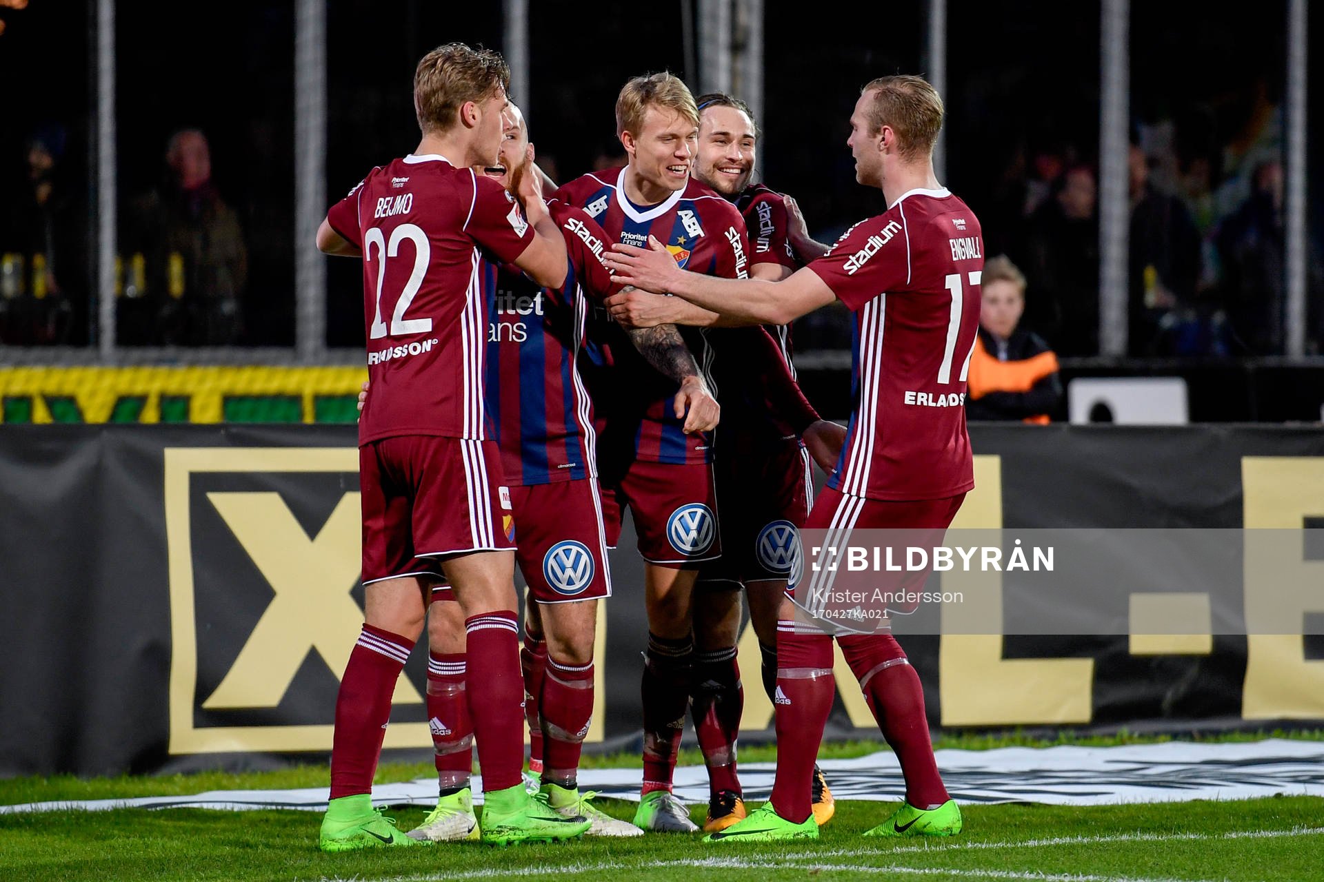 Djurgårdens Magnus Eriksson jublar med lagkamrater efter 0-1 på straff under fotbollsmatchen i Allsvenskan mellan Halmstad och Djurgården den 27 april 2017 i Halmstad.