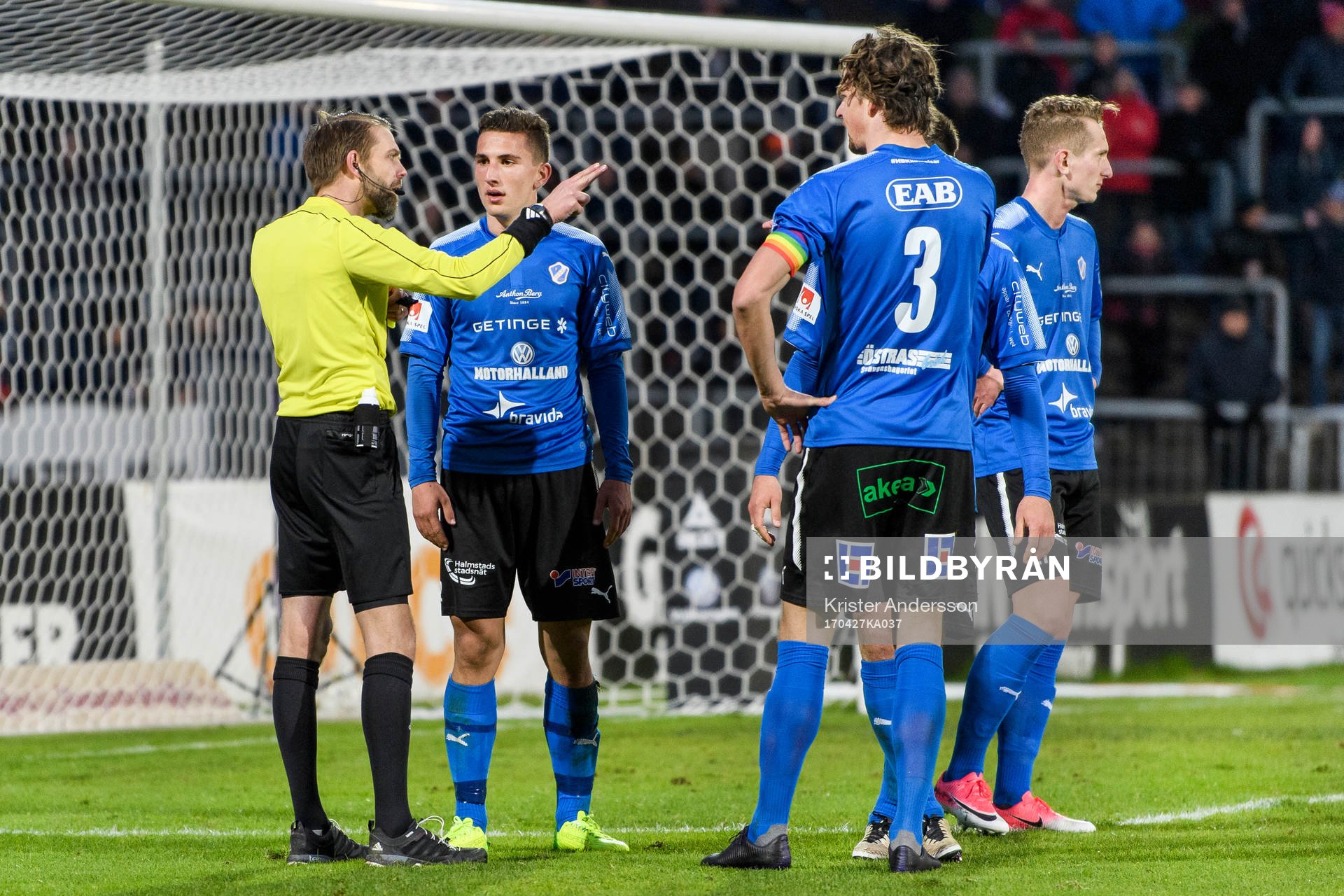 Domare Johan Hamlin har blåst straff och Halmstads spelare
